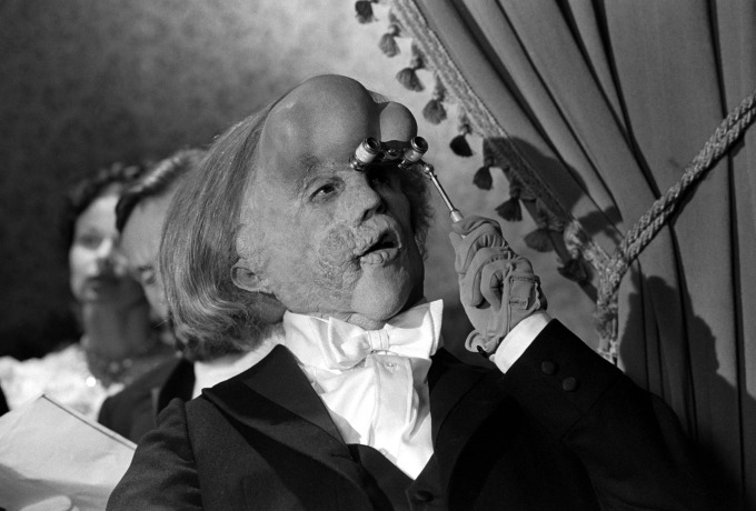 thiet ke boi canh The Elephant Man