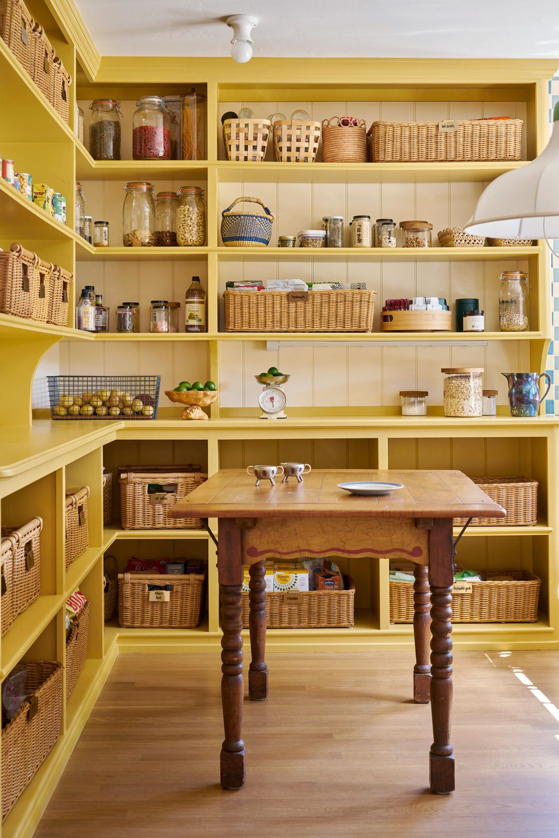mau vang noi that kitchen cabinet