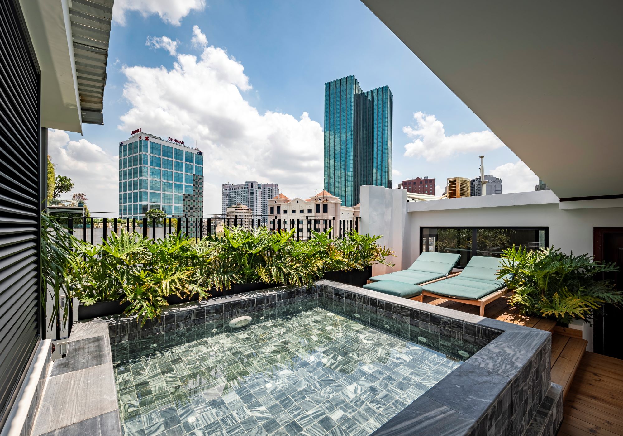 ho boi san thuong khach san amanaki boutique saigon 