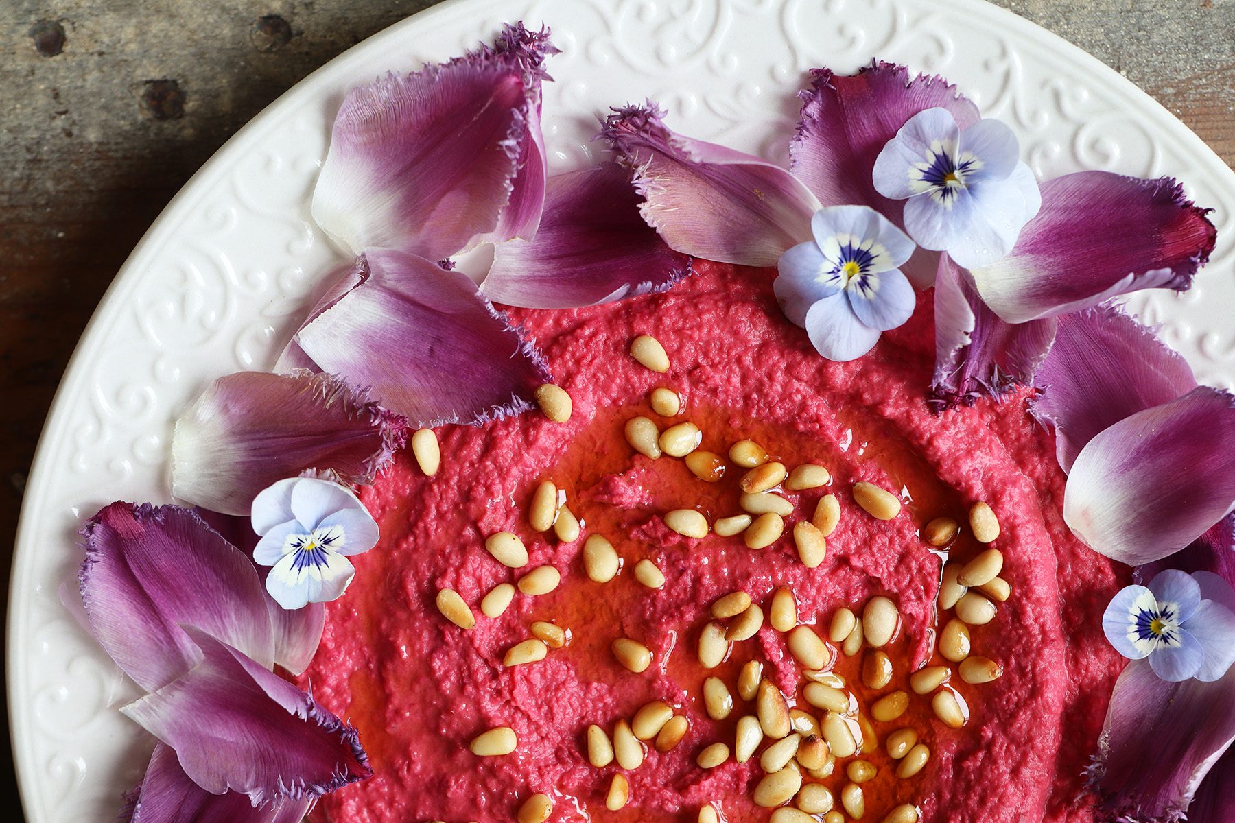 beet hummus am thuc cu den trang tri