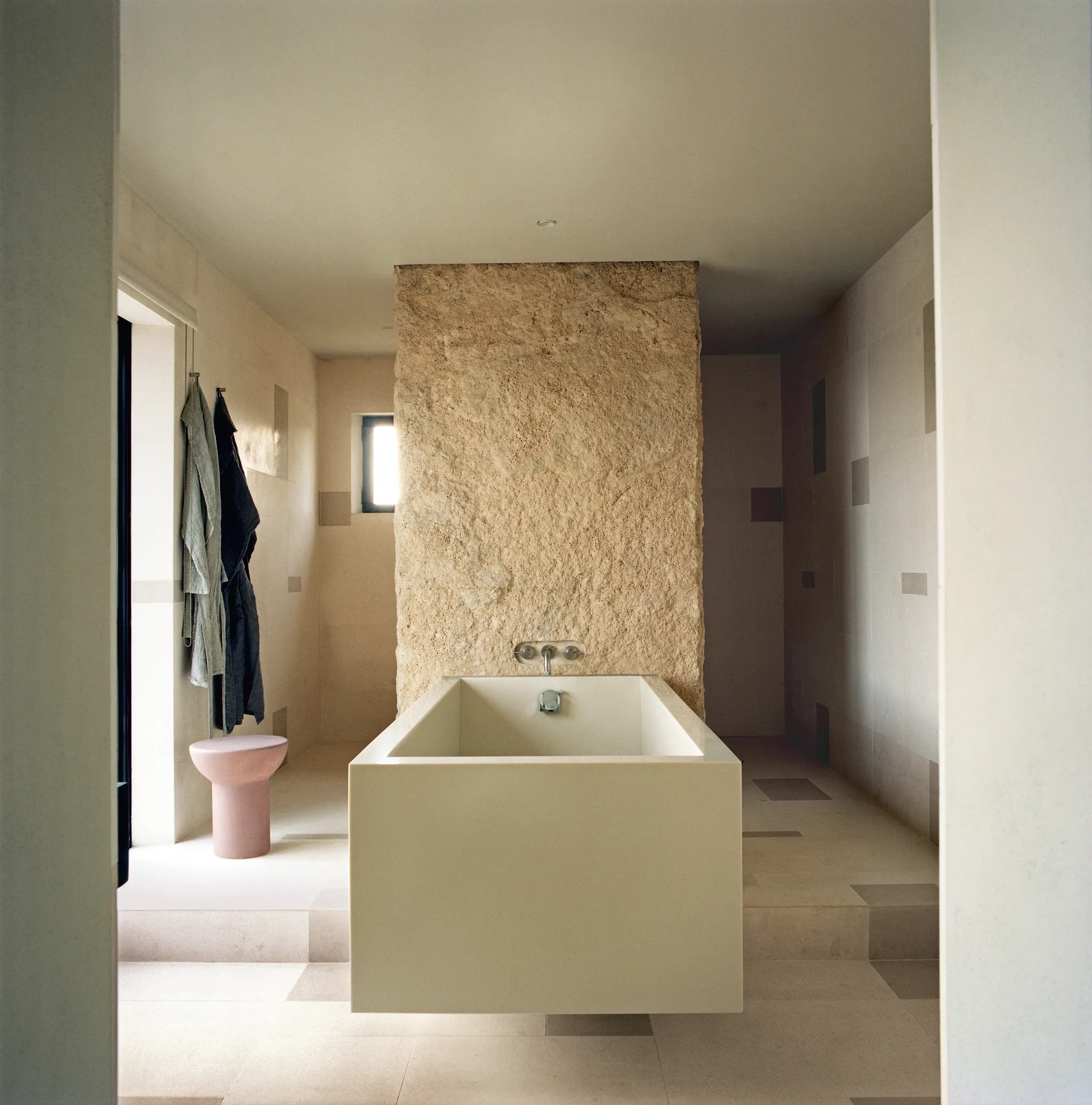 art deco bathroom design Studio Toogood phong cach Spartan