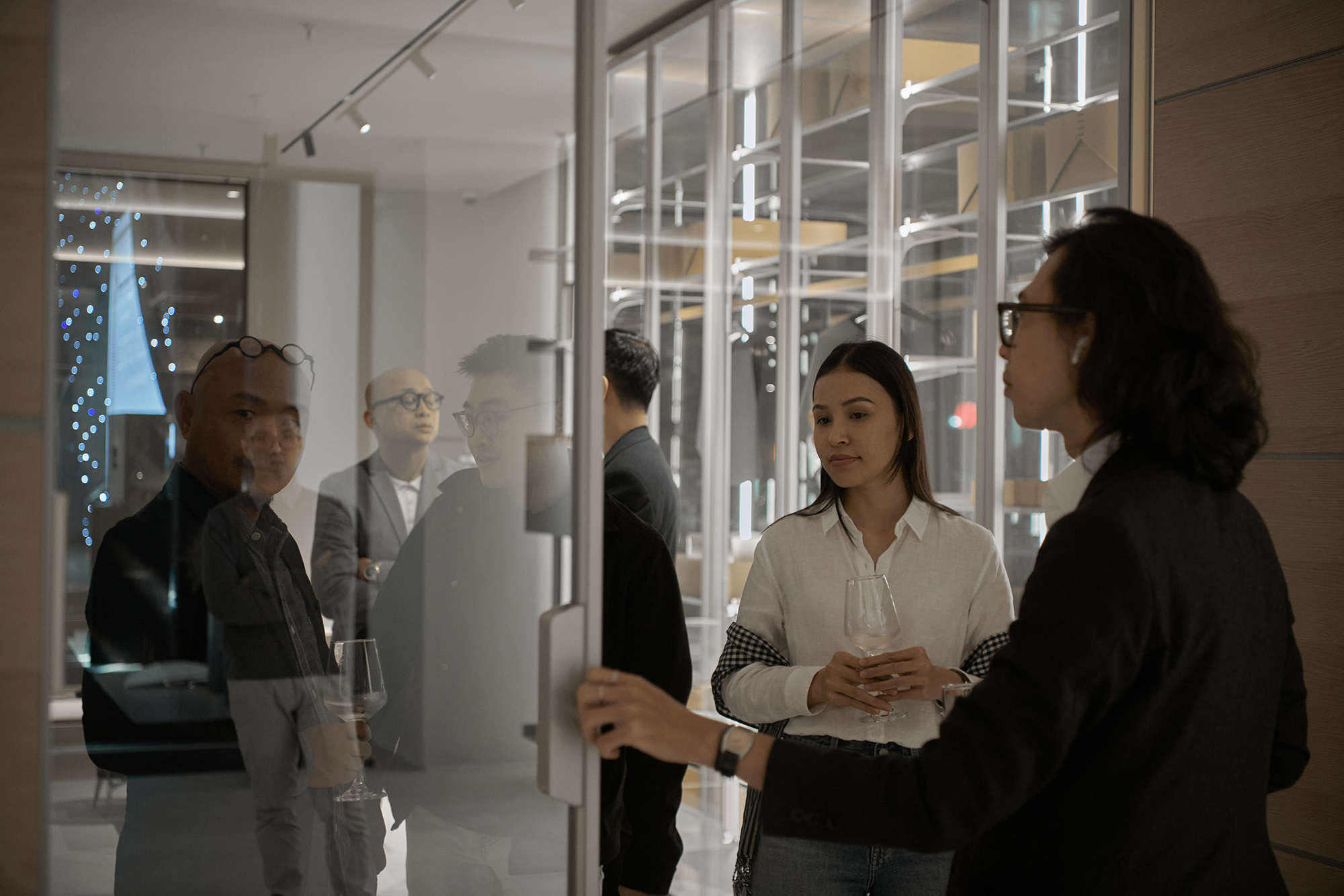 kien truc su khai truong showroom rimadesio noi that y