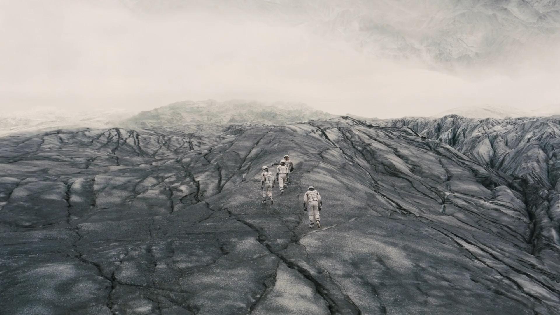 boi canh phim ho den tu than Christopher Nolan Kip Thorne Joseph Cooper Matthew McConaughey Brand Anne Hathaway