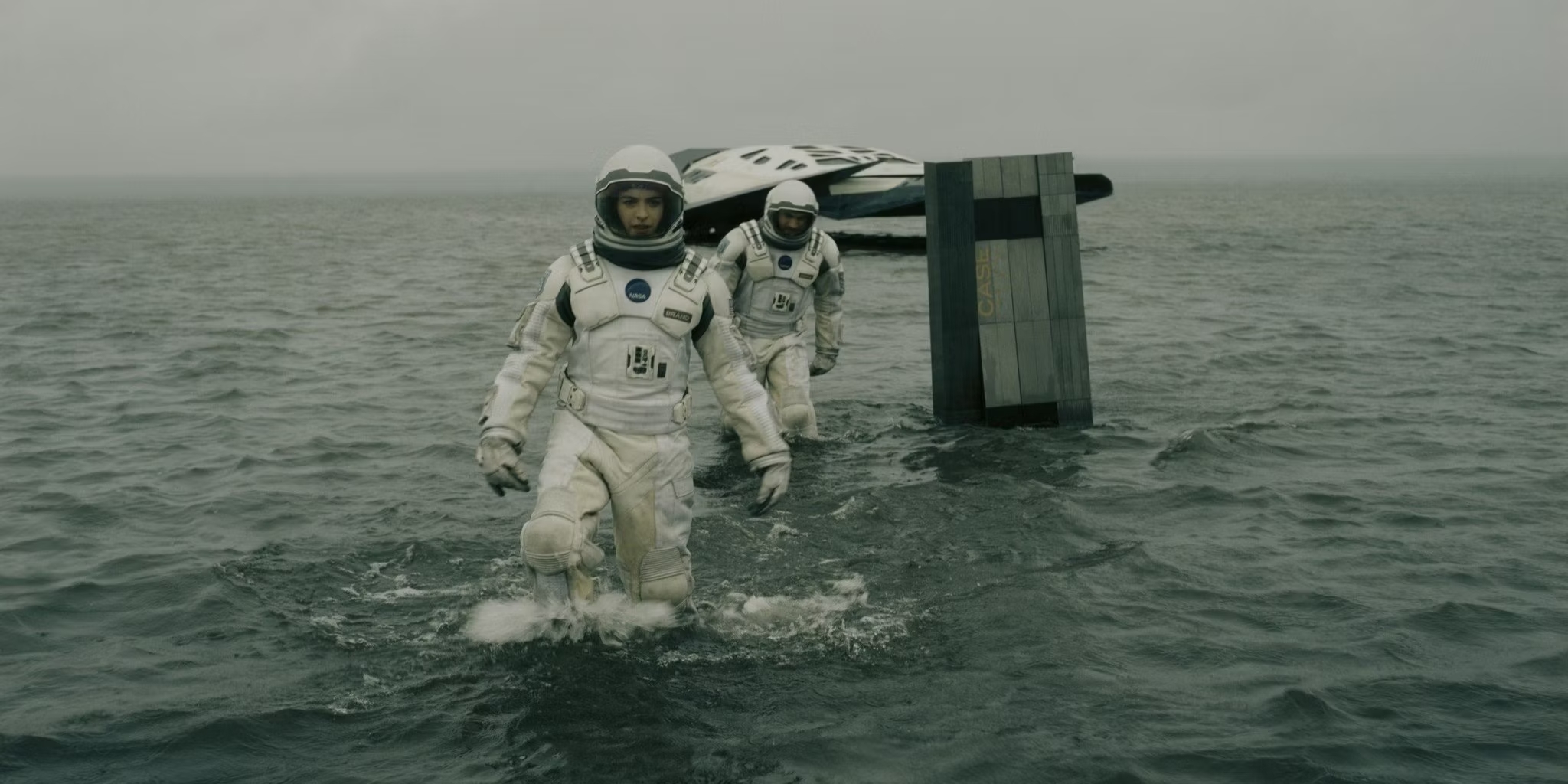 boi canh interstellar Christopher Nolan Kip Thorne Joseph Cooper Matthew McConaughey Brand Anne Hathaway