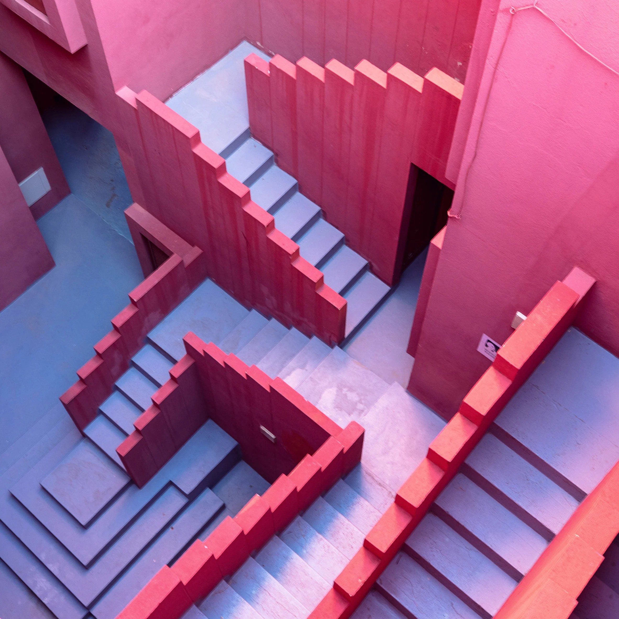 sebastian weiss La Muralla Roja cau thang kien truc squid game