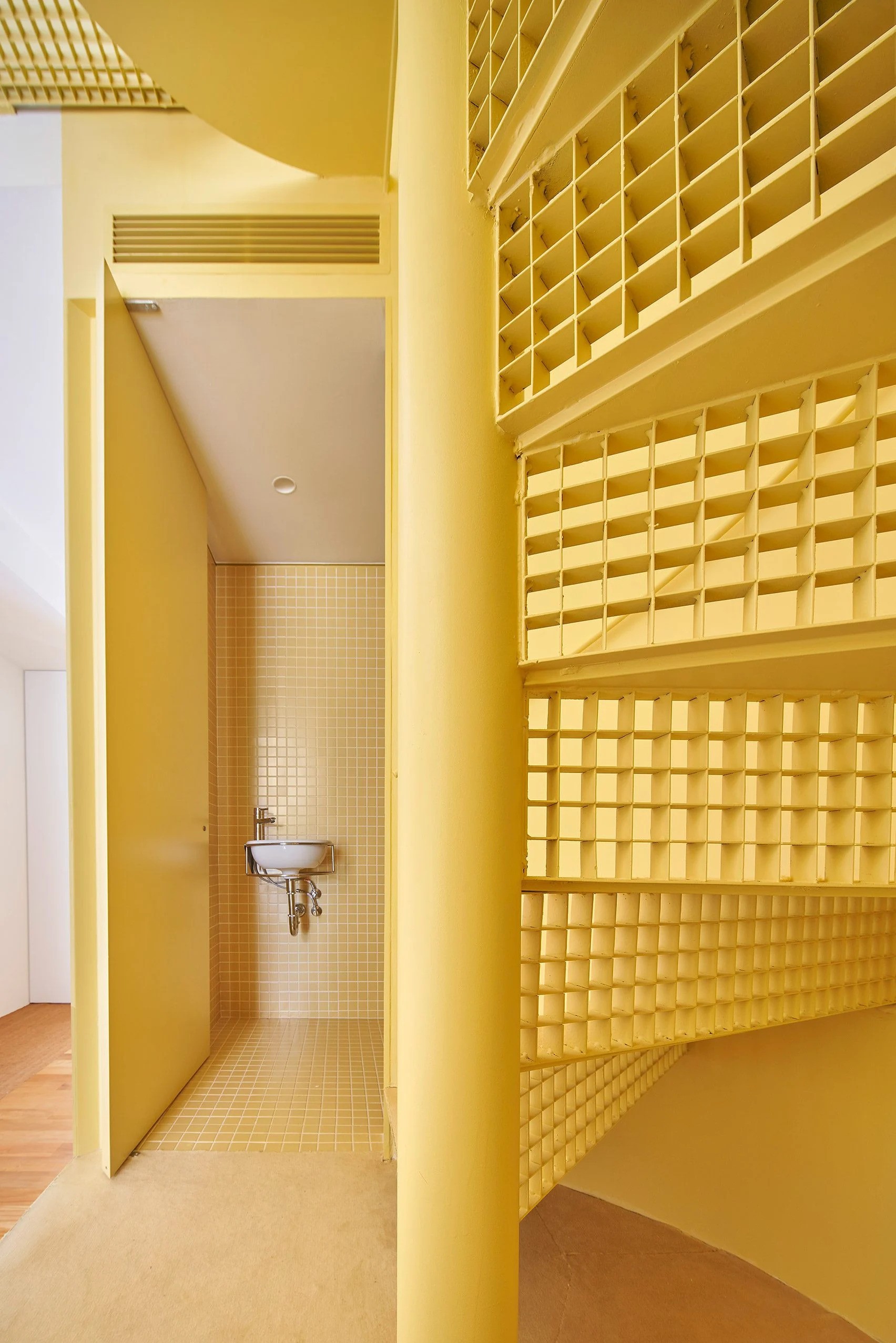 can ho cai tao cau thang kim loai butter yellow mosaic
