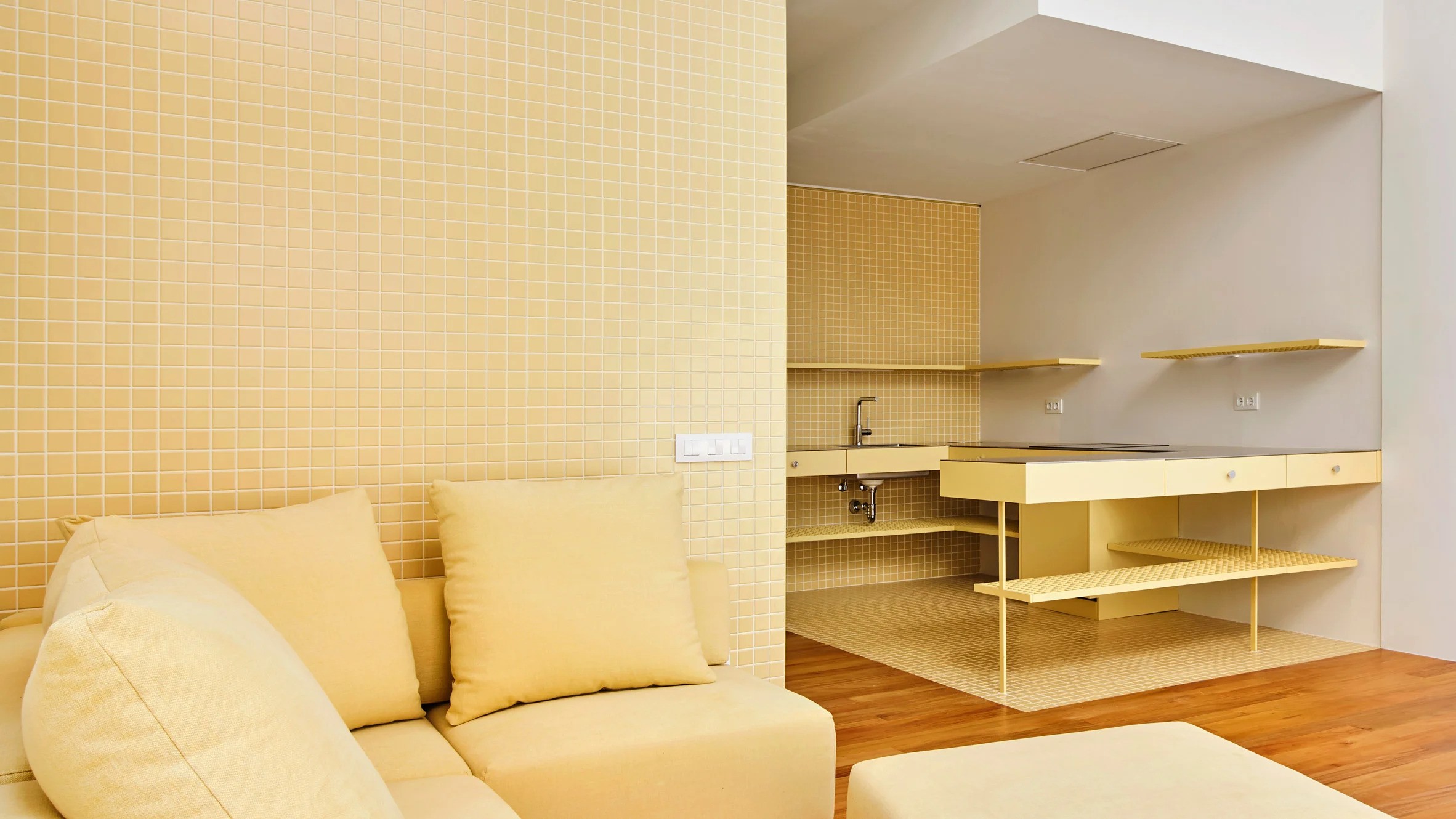 can ho cai tao vang bo phong khach sofa butter yellow mosaic