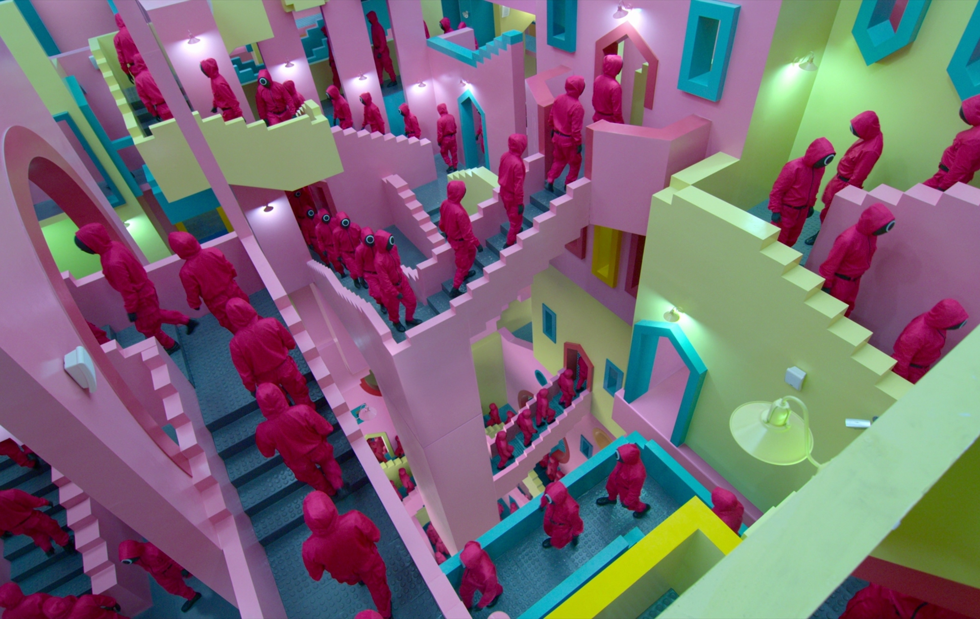 escher La Muralla Roja cau thang kien truc squid game