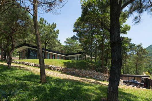 nha 1 tang nha mot tang bungalow House Under the Pines Idee Architects