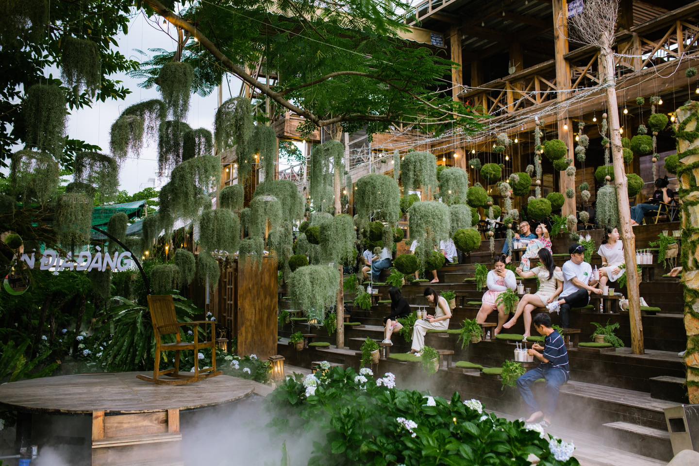 quan cafe noong oi san vuon