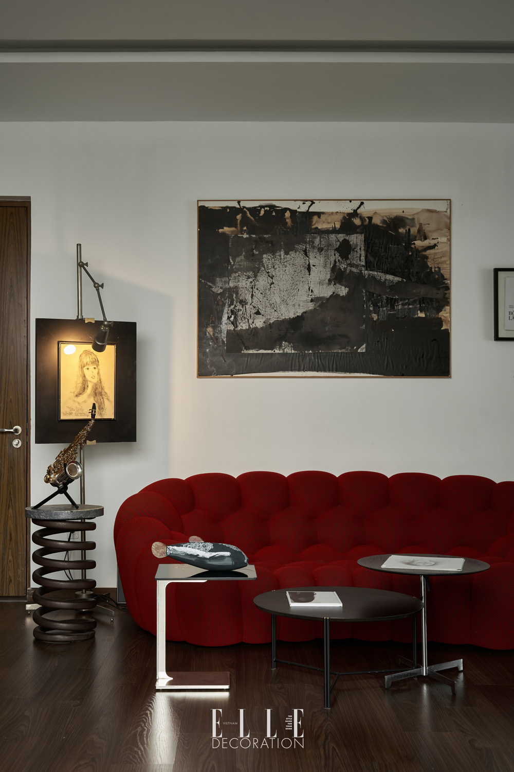 Khong gian song ca si Hong Nhung penthouse tran cao duplex phong khach sofa