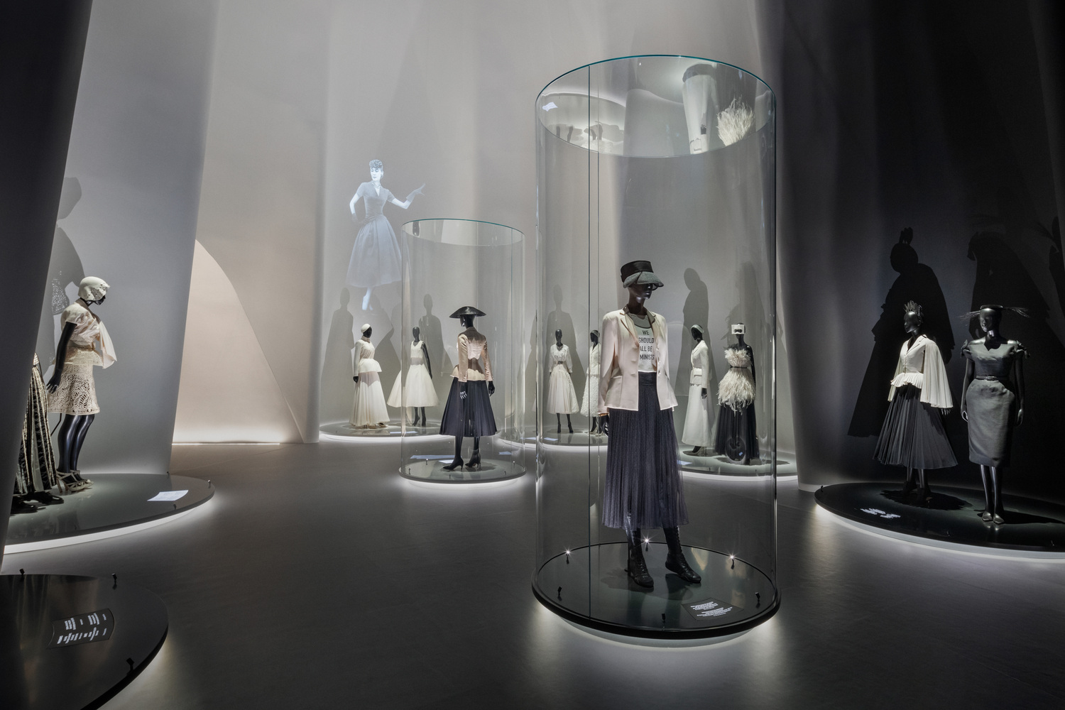 Phòng The New Look trưng bày mẫu thiết kế kinh điển cùng tên của nhà sáng lập Christian Dior và các phiên bản phát triển của các giám đốc sáng tạo khác.