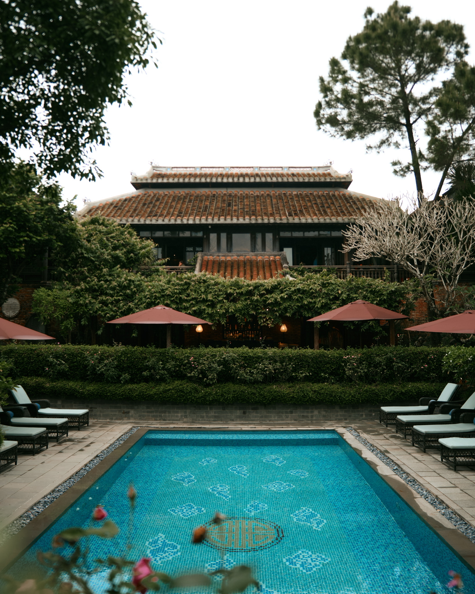 Ancient Hue Garden Houses & French Villas khach san ho boi hue kien truc