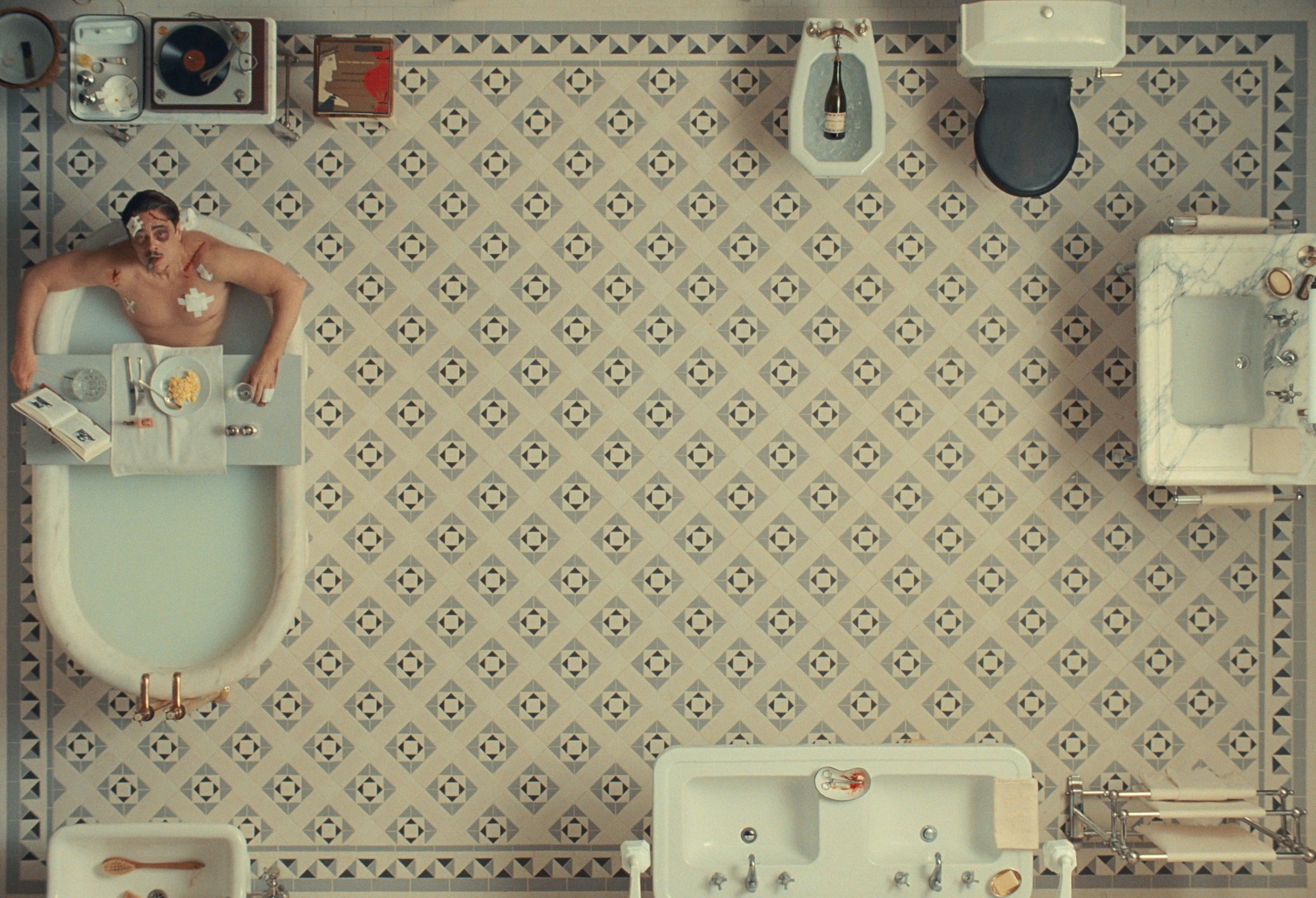 boi canh phim The Phoenician Scheme Roman Coppola Wes Anderson Benicio del Toro
