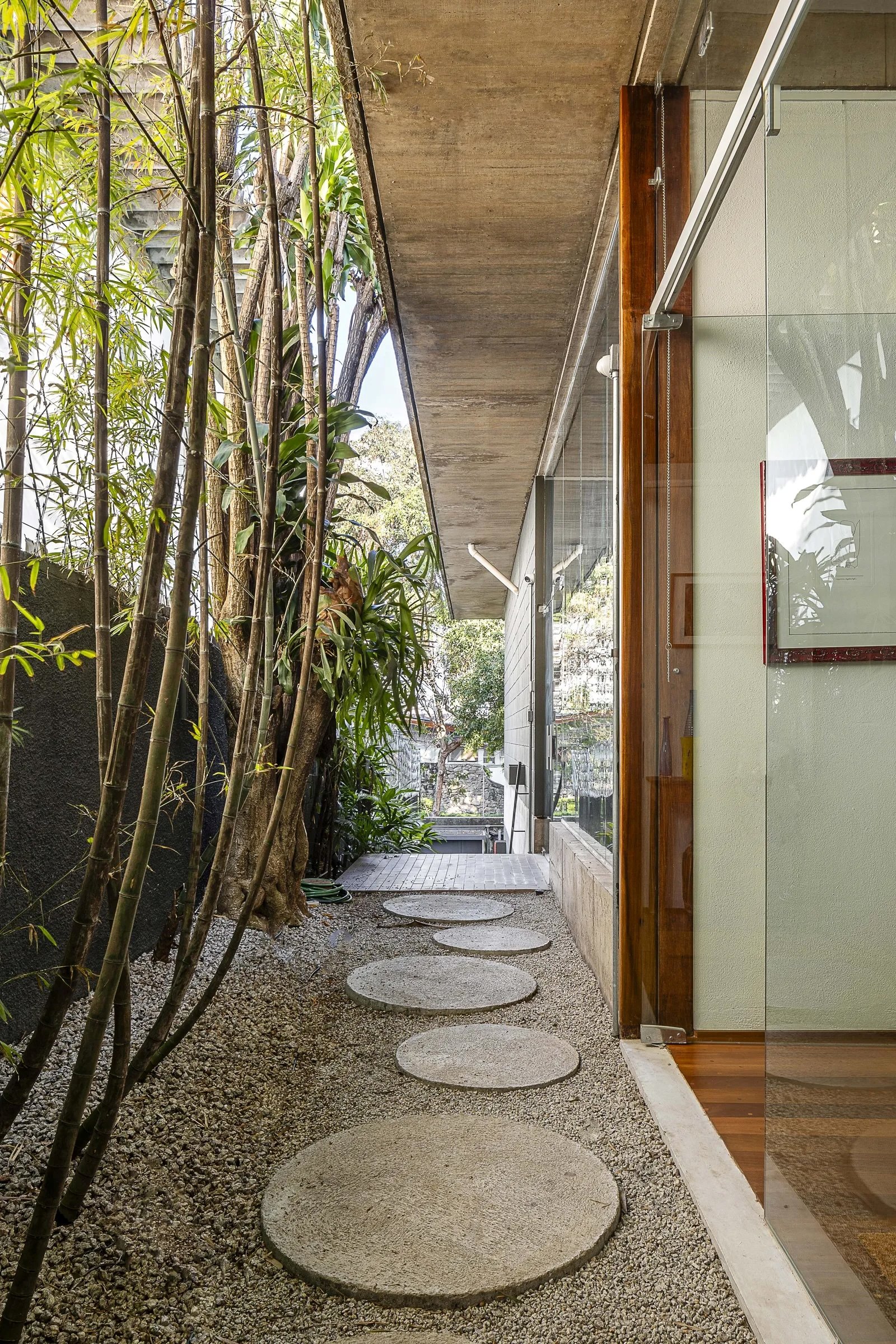 nen soi san vuon brutalism arches house