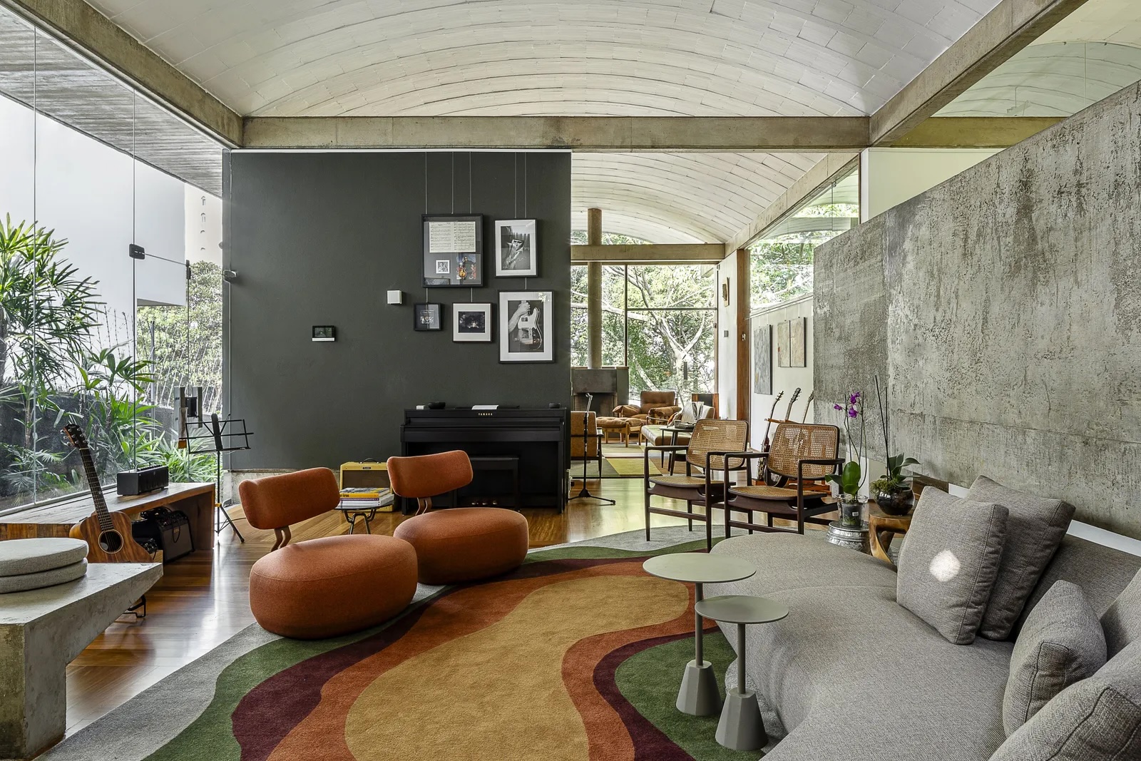 brutalism arches house brazil nhiet doi noi that phong khach