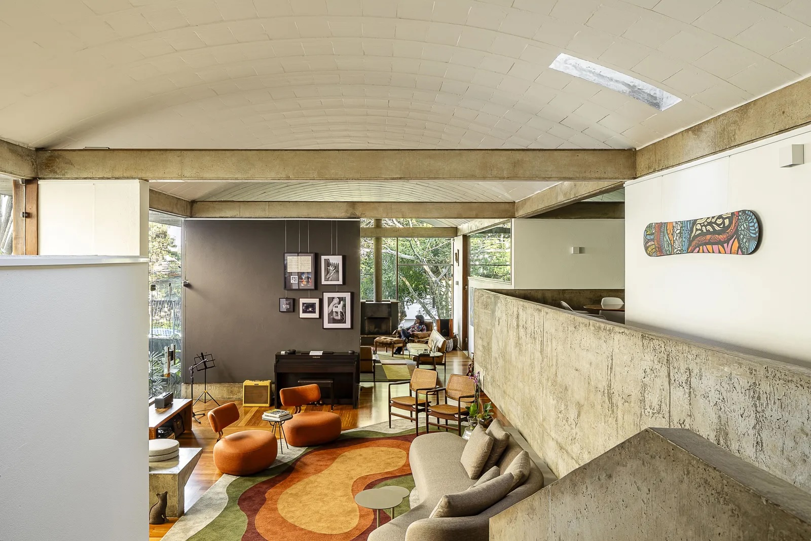 brutalism noi that phong khach arches house