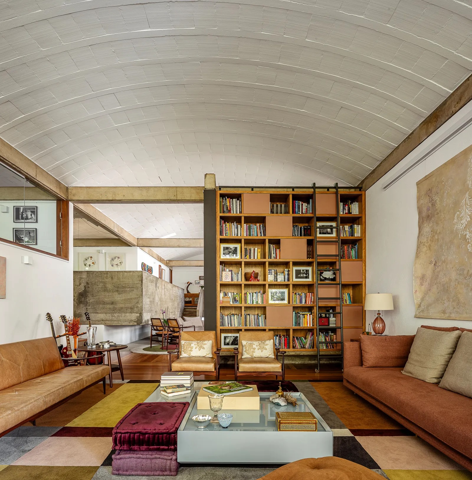 noi that phong khach ke sach arches house