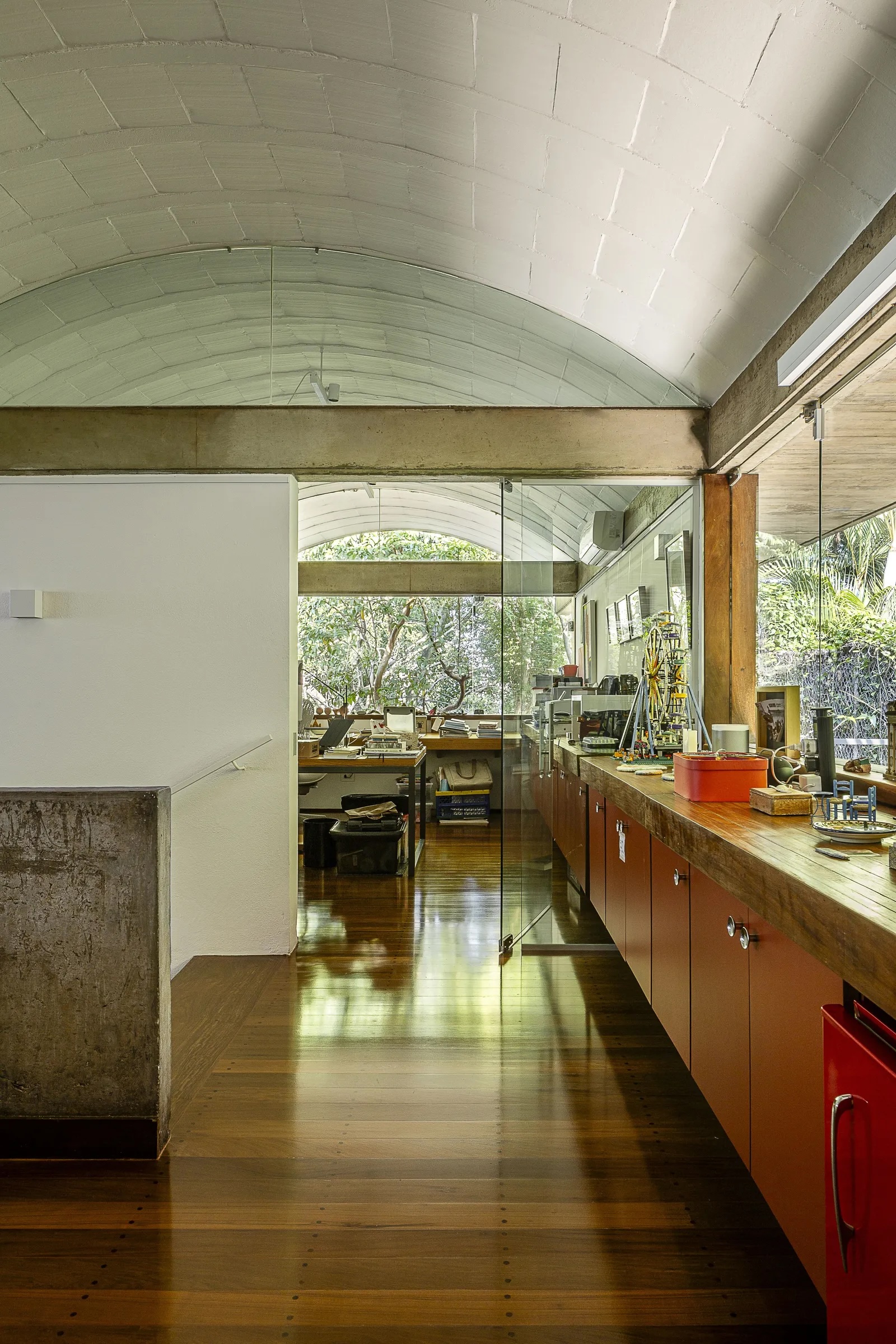vach kinh mai vom phong lam viec tai nha arches house