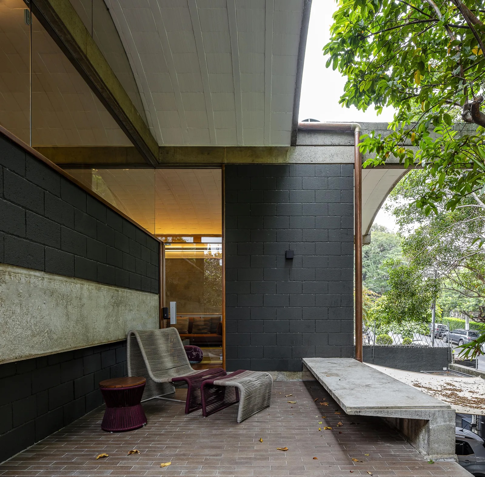 san hien nhiet doi brutalism arches house
