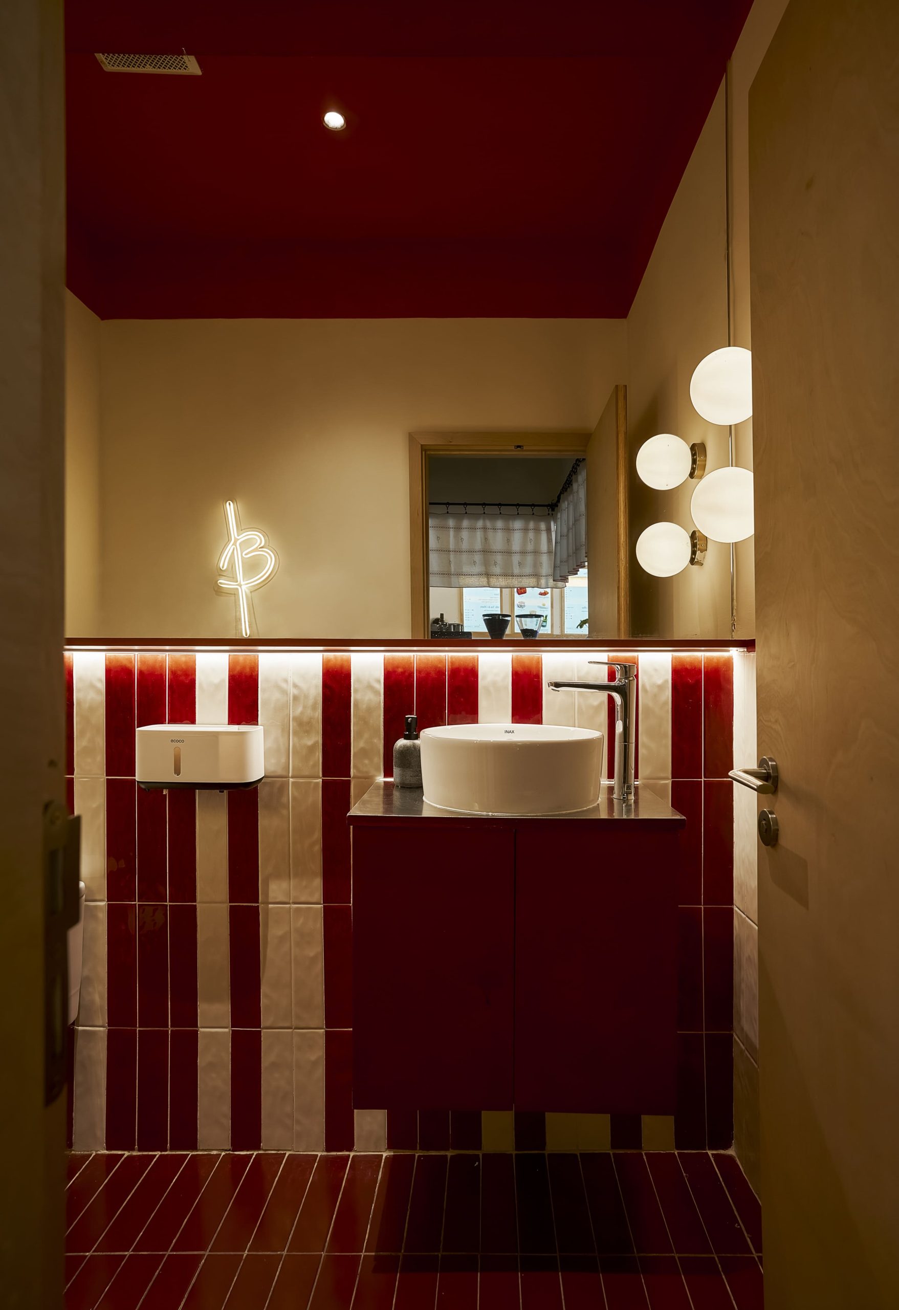the lab saigon noi that toilet phu my hung