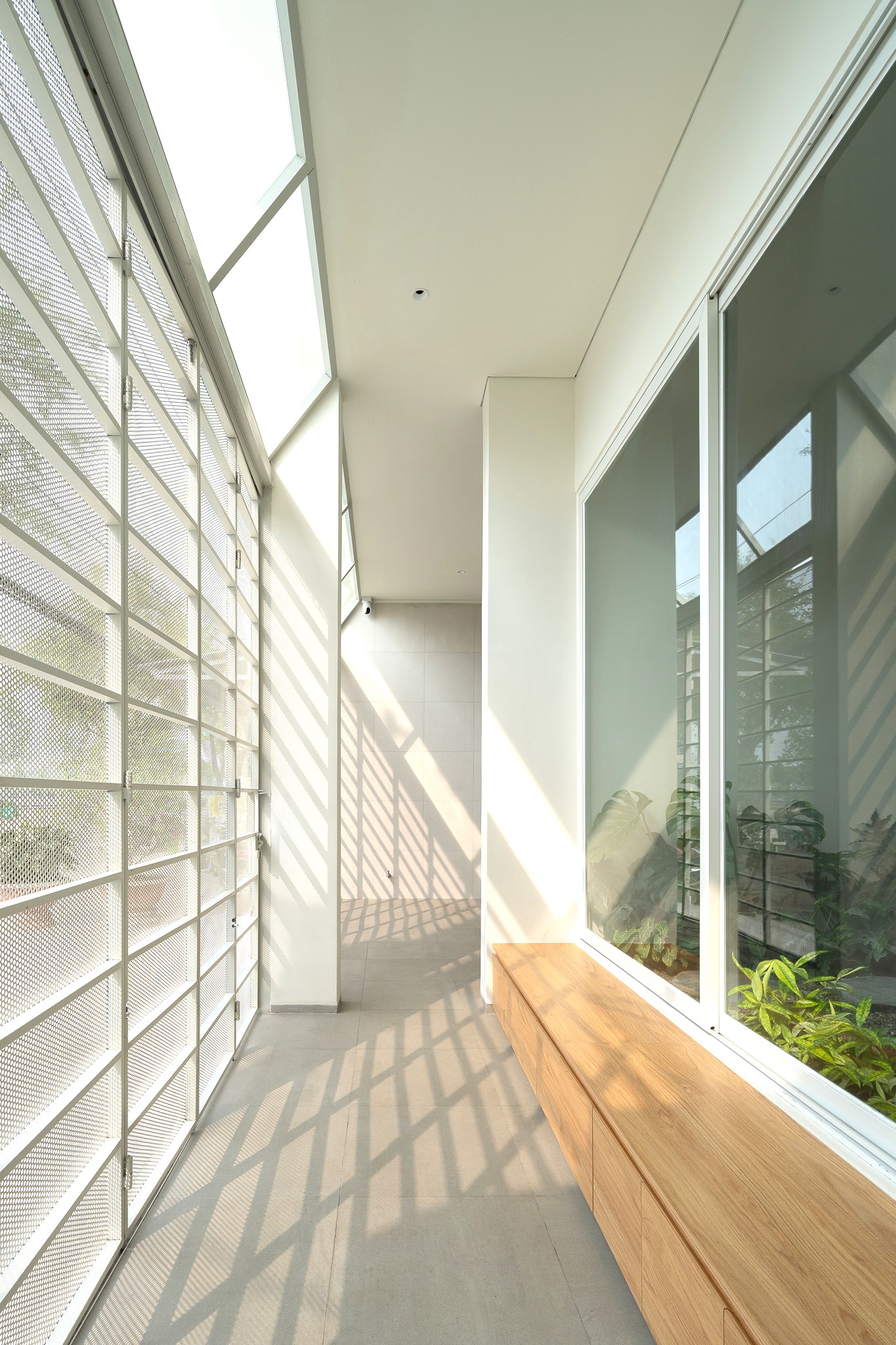 hanh lang facade mat tien luoi sat nha pho mien tay