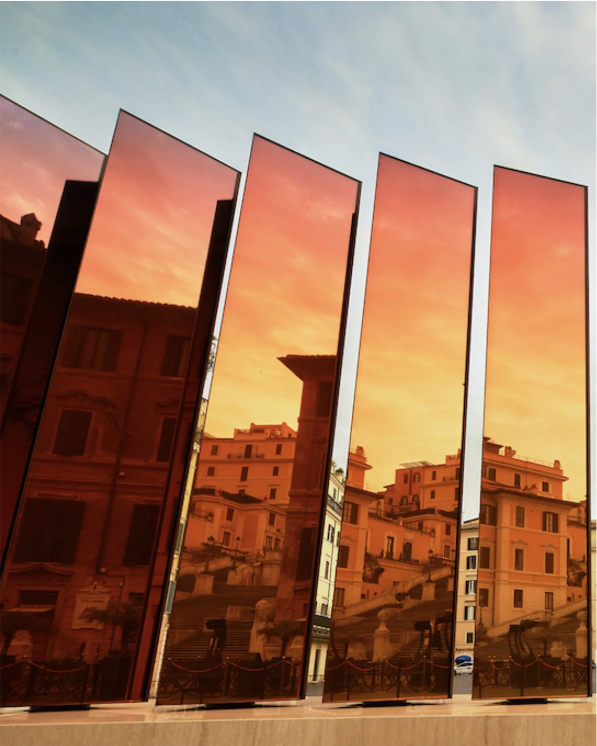 Tác phẩm “Tầm nhìn vĩnh cửu” (Vista Aeterna) tại quảng trường Piazza di Spagna, một đối thoại cổ – kim thú vị.