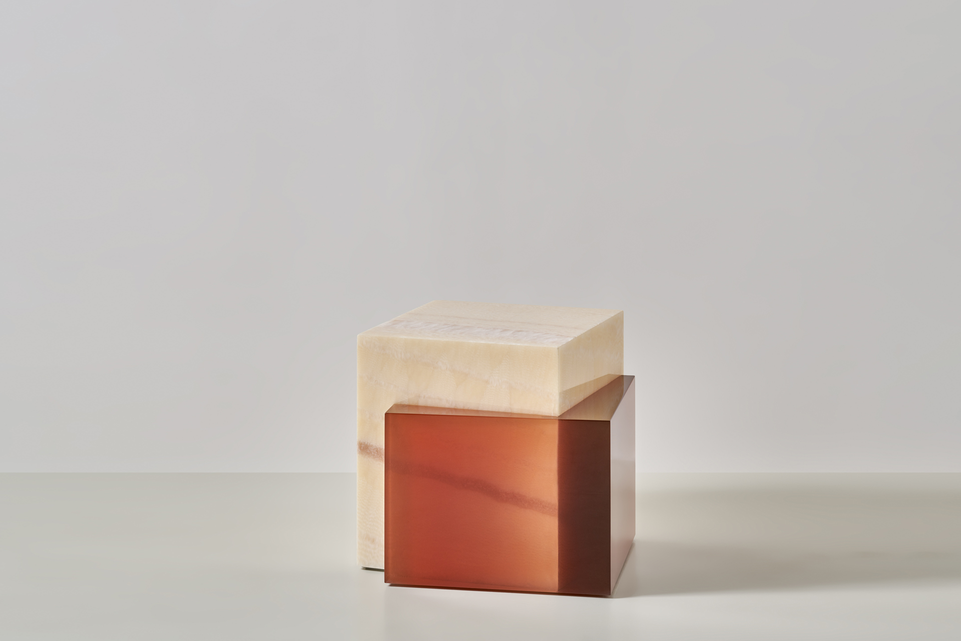 Các dải vân độc đáo của đá Onyx và nhựa resin tạo nên sự tương phản thú vị trong thiết kế của Sabine Marcelis.