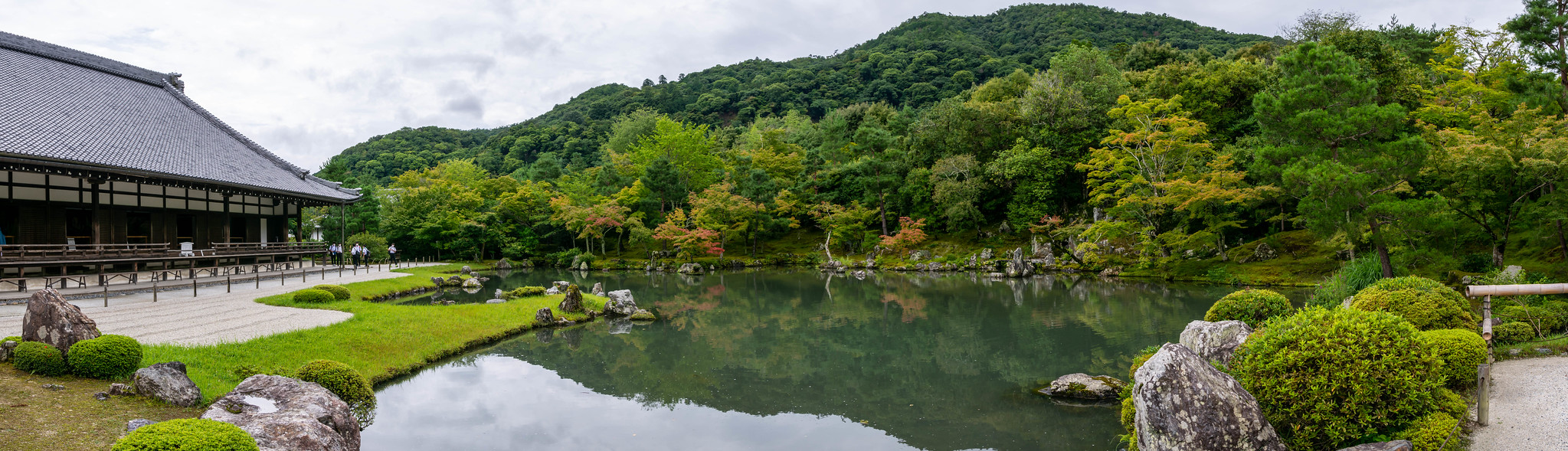 Toàn cảnh vườn Sogenchi với dãy núi Arashiyama phía sau. Ảnh: Justin Bowdidge
