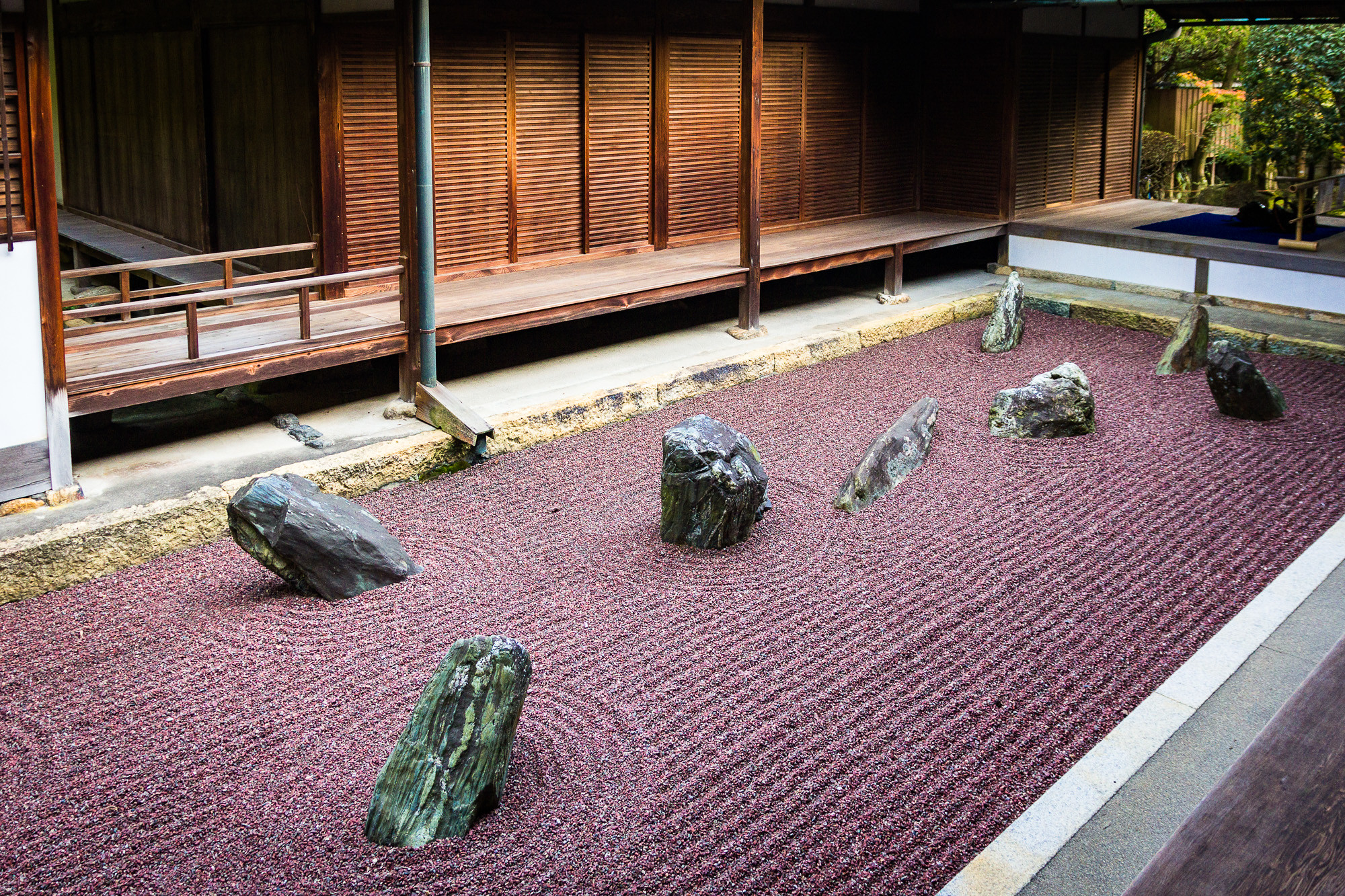 Vườn Karesansui trong tiểu thiền viện Ryoginan, đền Tofukuji, Kyoto. Ảnh: Christian Kaden