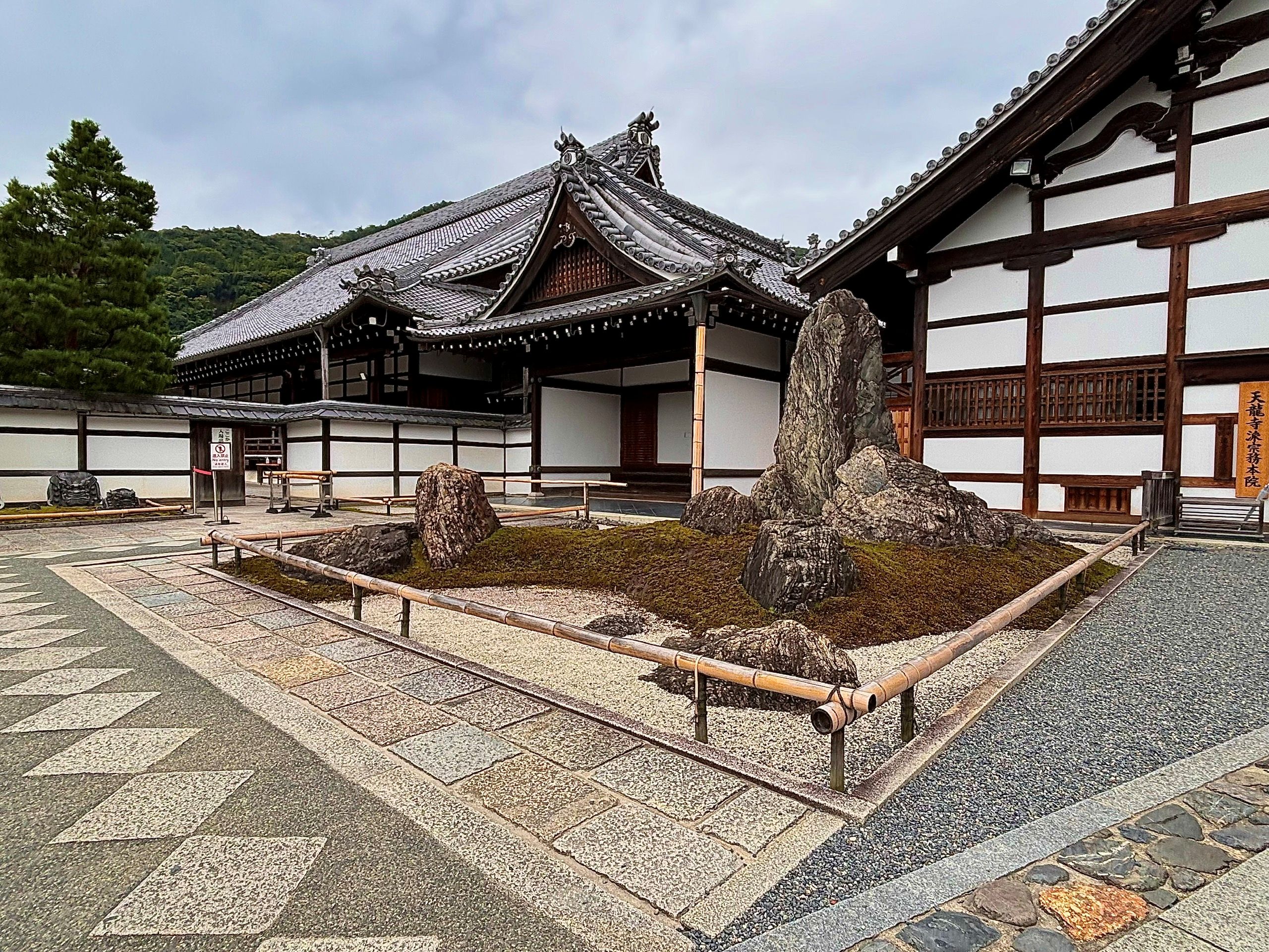 Một vườn Karesansui ở đền Tenryu. Ảnh: Thiên Trang