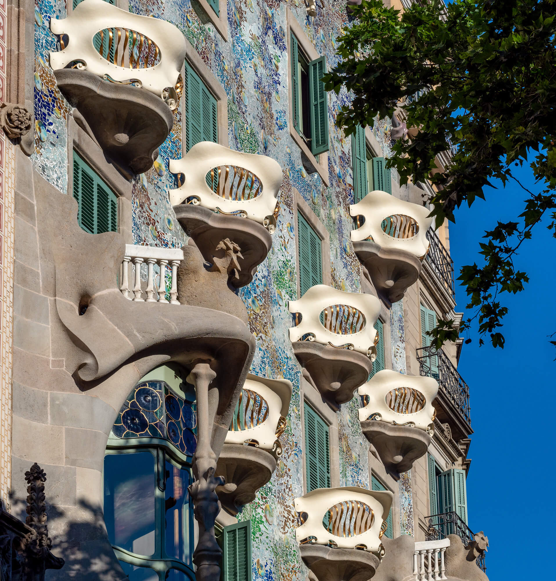 Casa Batllo kien truc barcelona di san antoni gaudi mat tien lan can