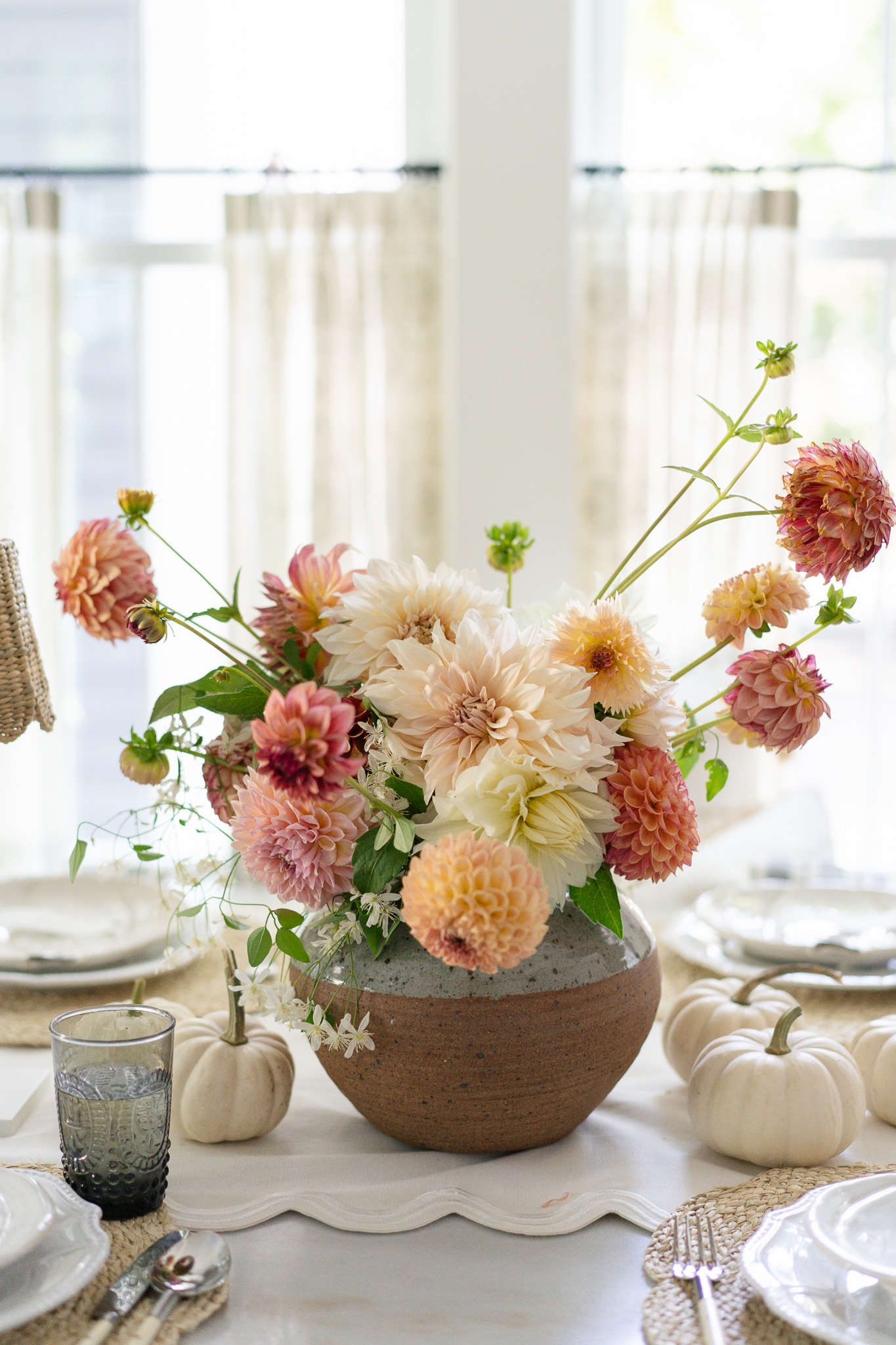 binh hoa thuoc duoc trang tri ban an dahlia