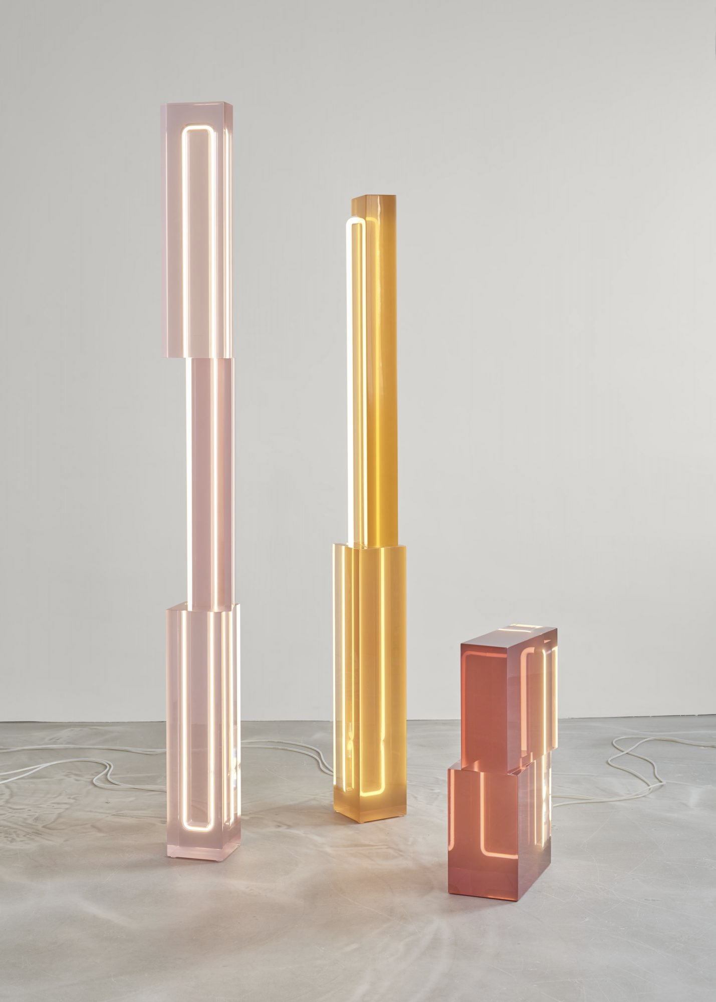 “Totem Lights” – một thiết kế của Sabine Marcelis làm sống lại chất liệu “tĩnh” qua những khoảnh khắc ánh sáng, để bộ đèn trở thành tác phẩm “động”.