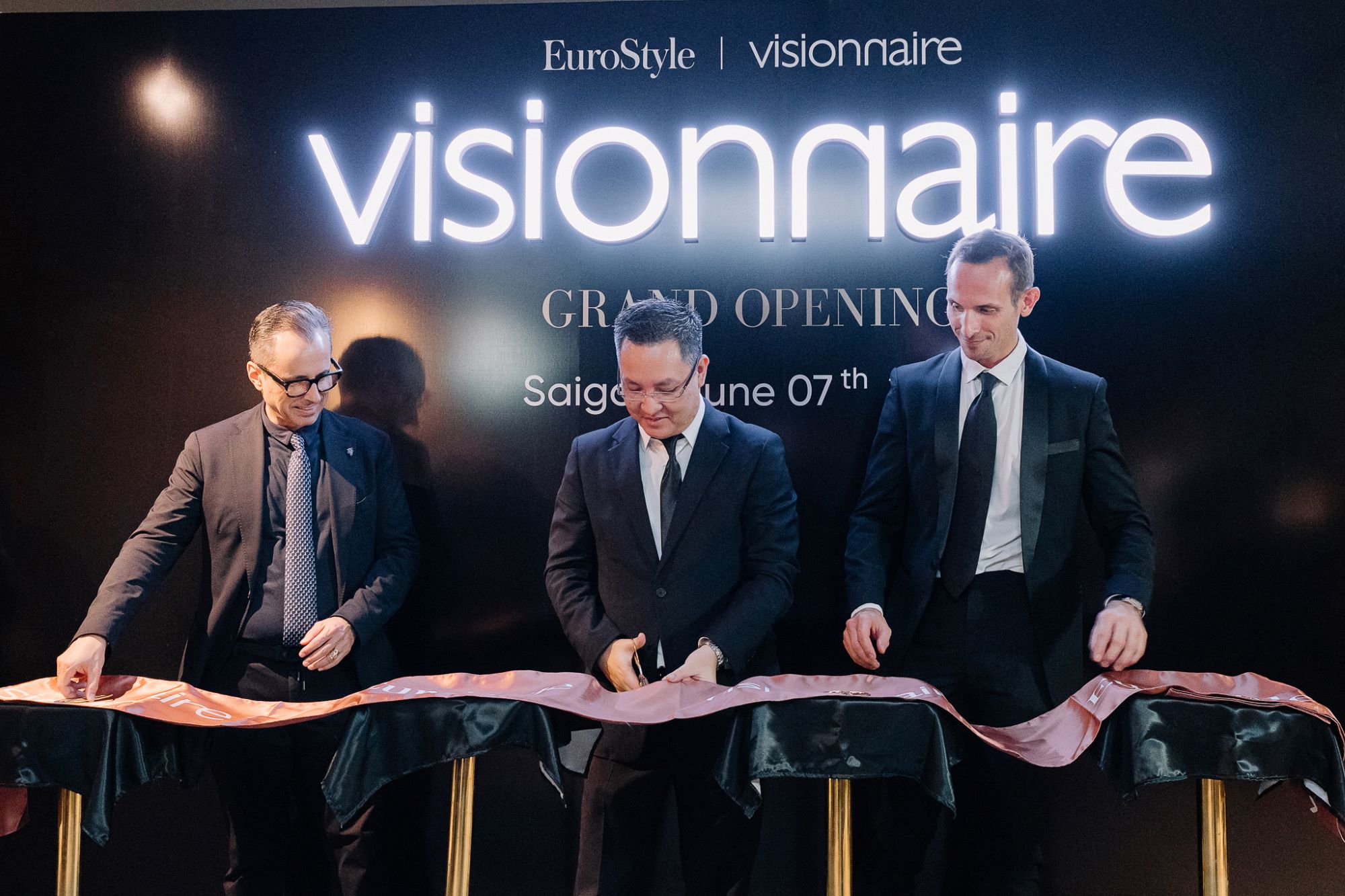 visionnaire eurostyle khai truong showroom noi that