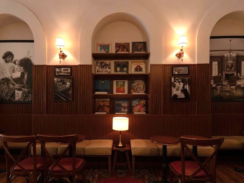 Cafe đĩa than Sài Gòn: Dư âm một thời trong những vòng quay | The Third Place