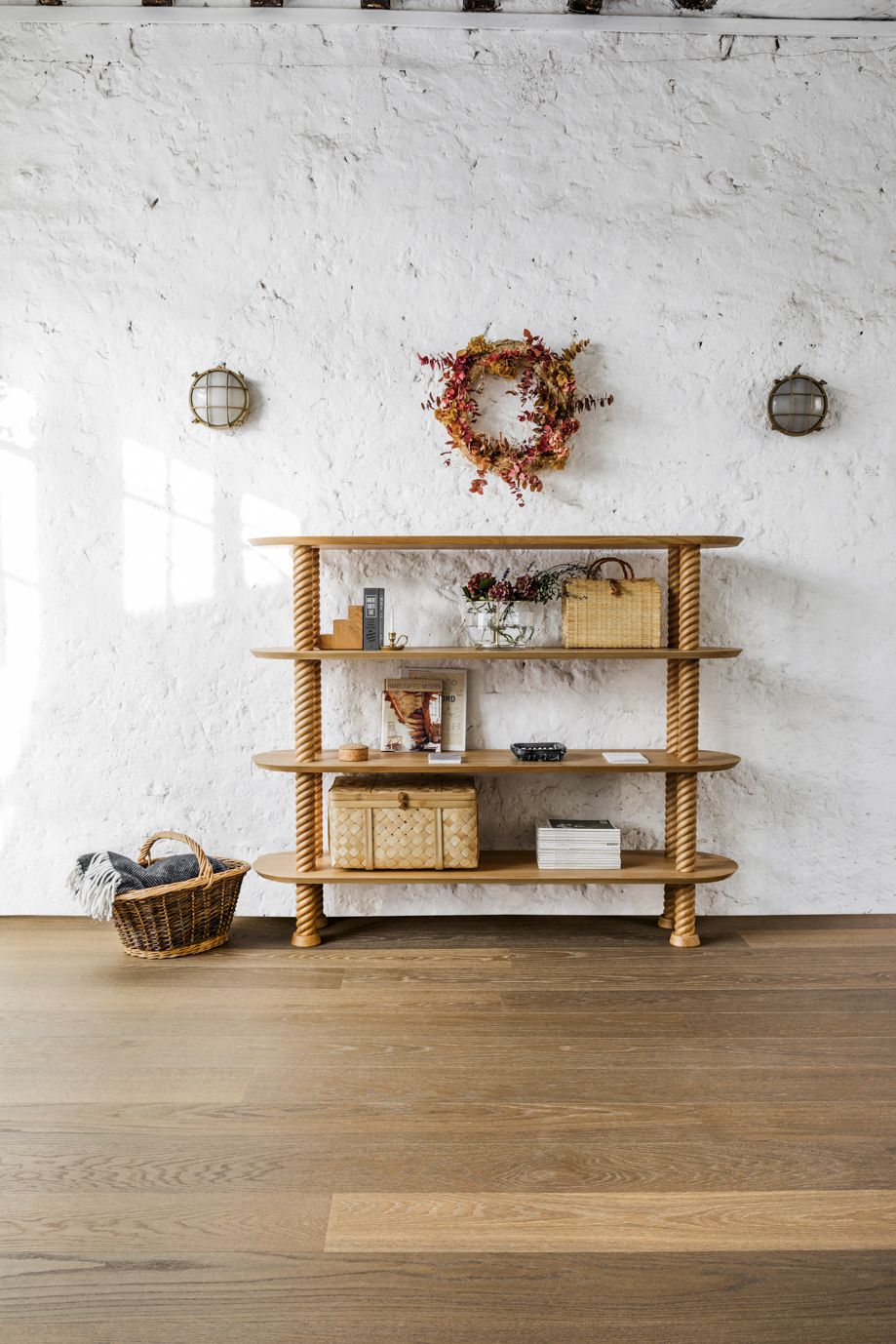 ke go wood bookshelf phong khach phong lam viec phong doc sach Craft Rope The Hansen Family