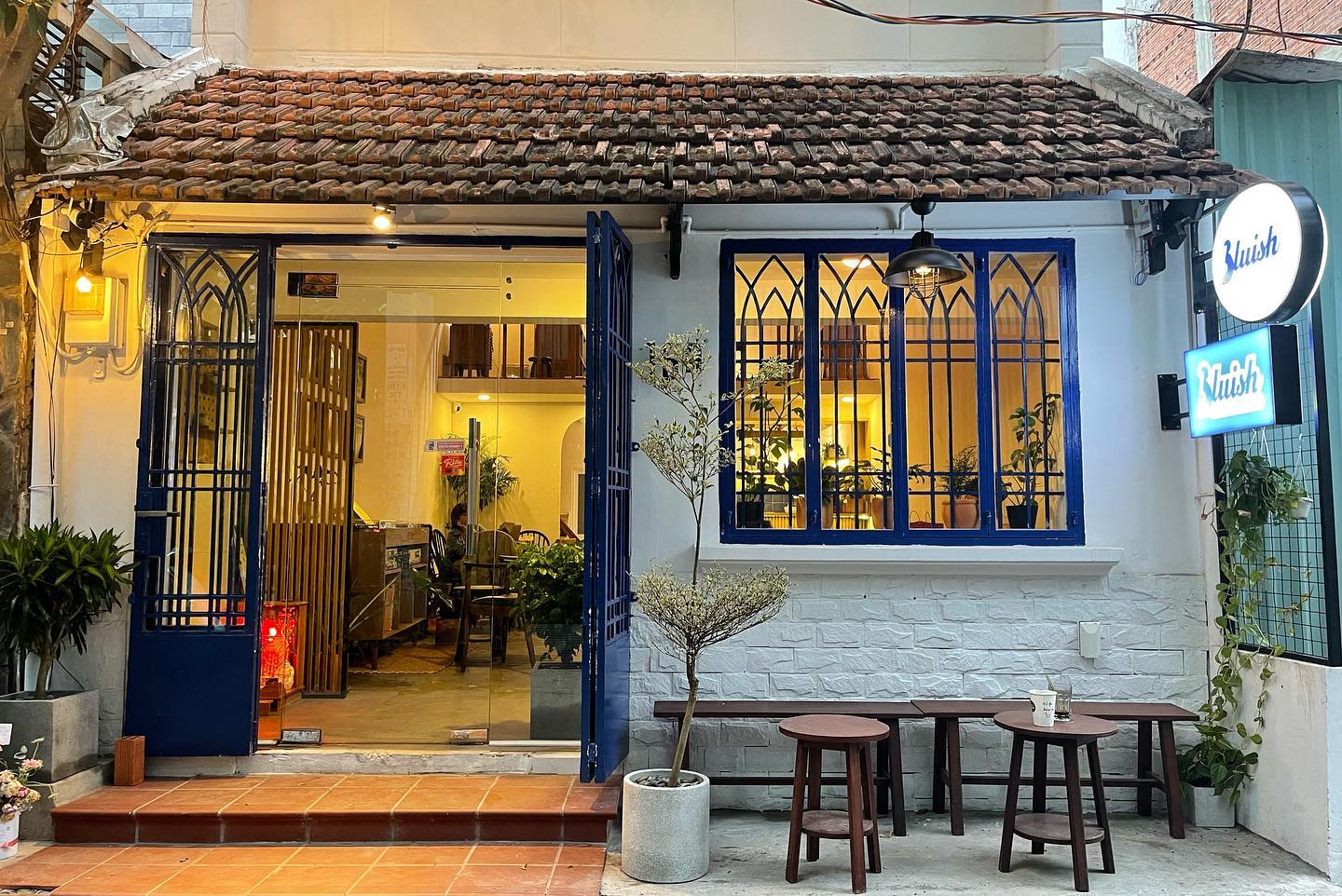 quan cafe dia than vinyl cafe Bluish Cafe thao dien