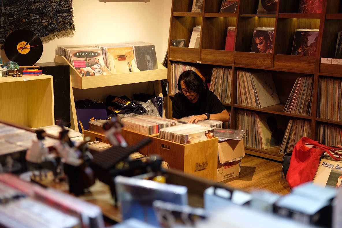 quan cafe dia than vinyl cafe Bluish Cafe thao dien