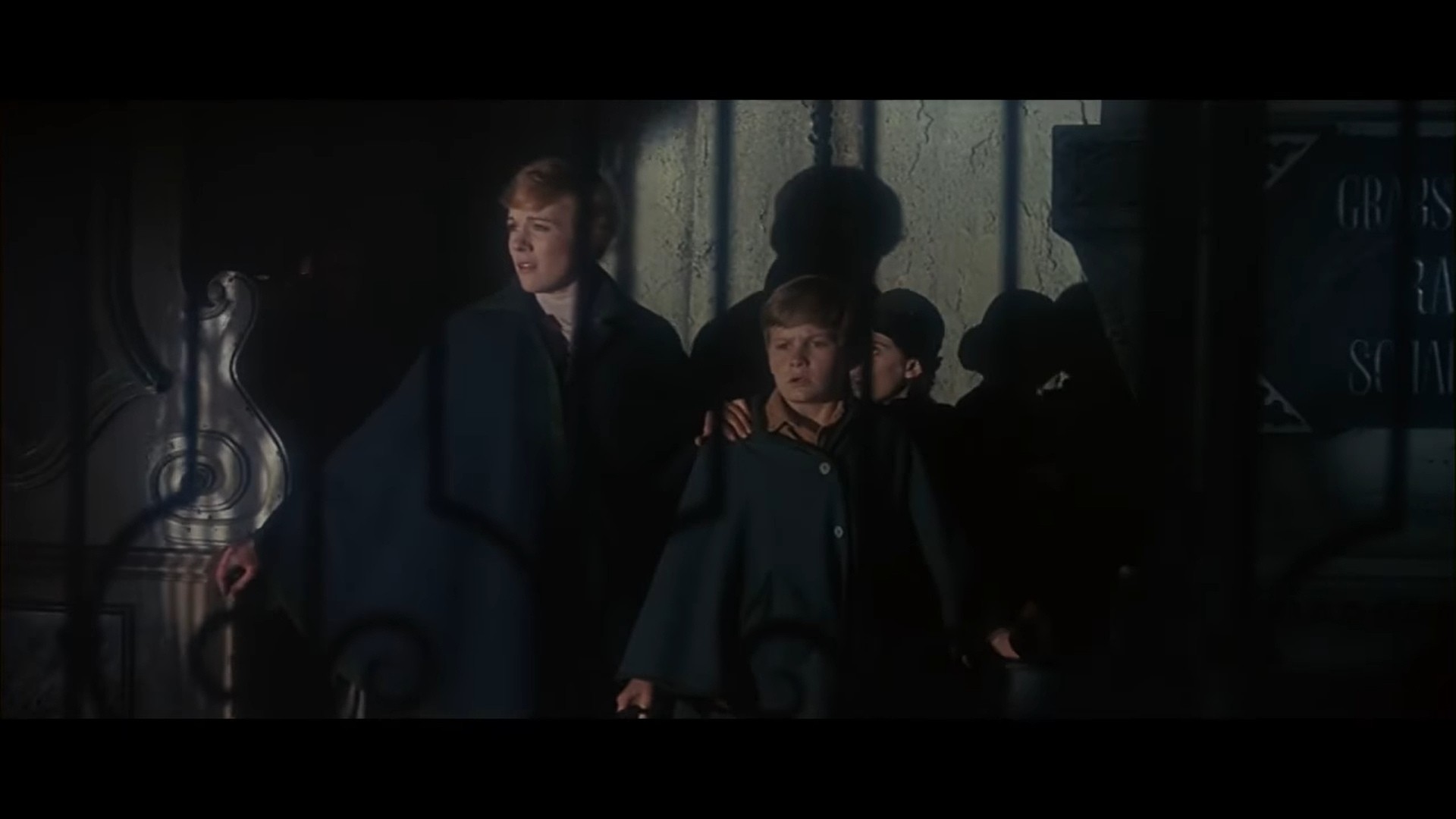 thiet ke boi canh Julie Andrews maria Georg von Trapp ao