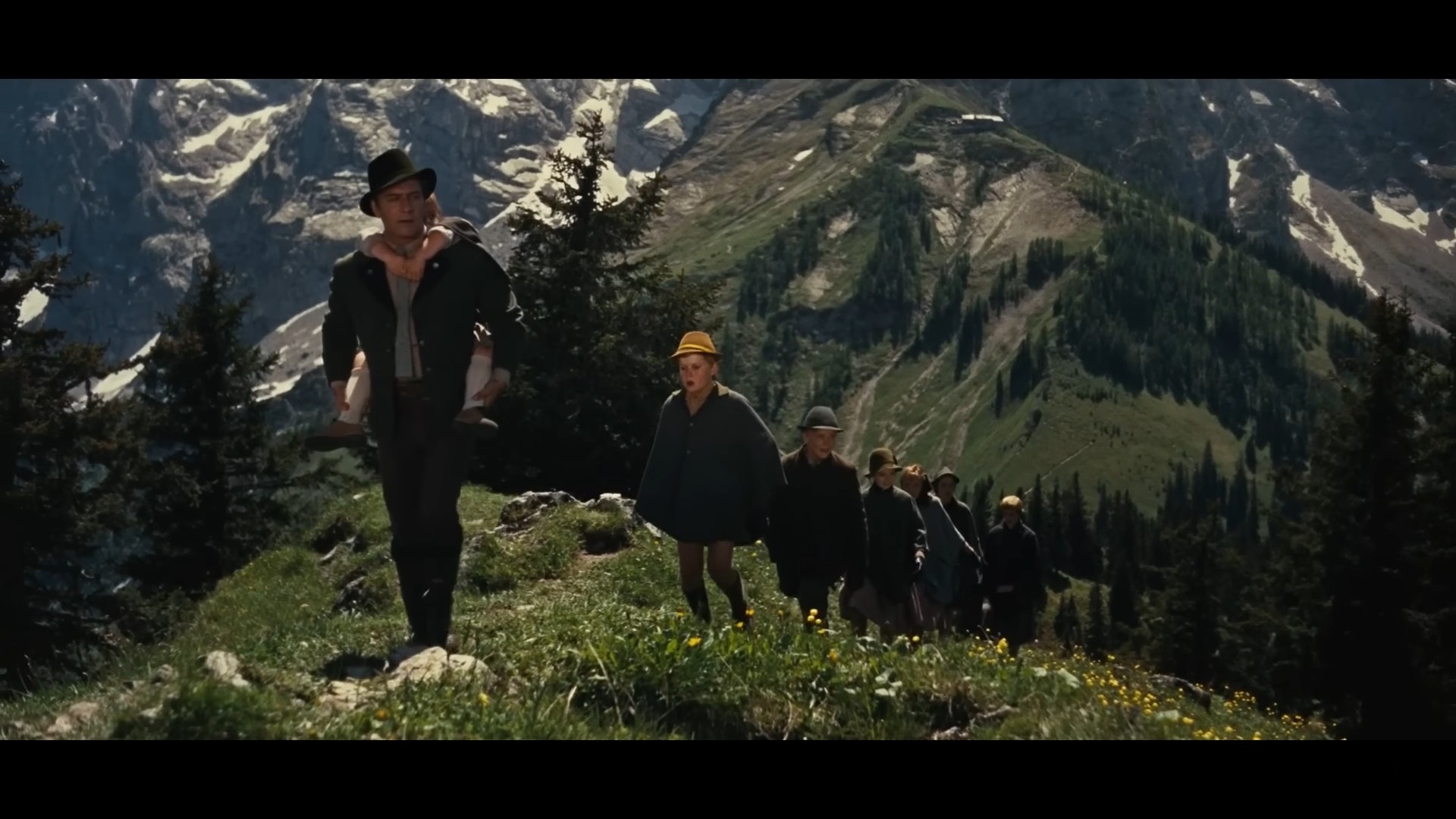 the sound of music thiet ke boi canh Julie Andrews maria Georg von Trapp ao