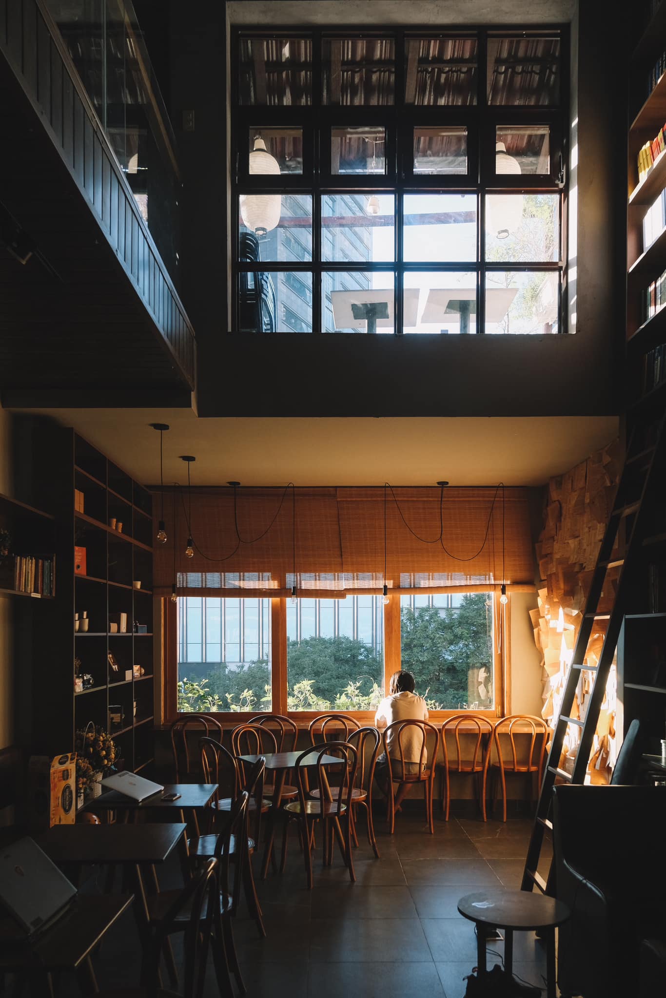 ban cafe sach duplex