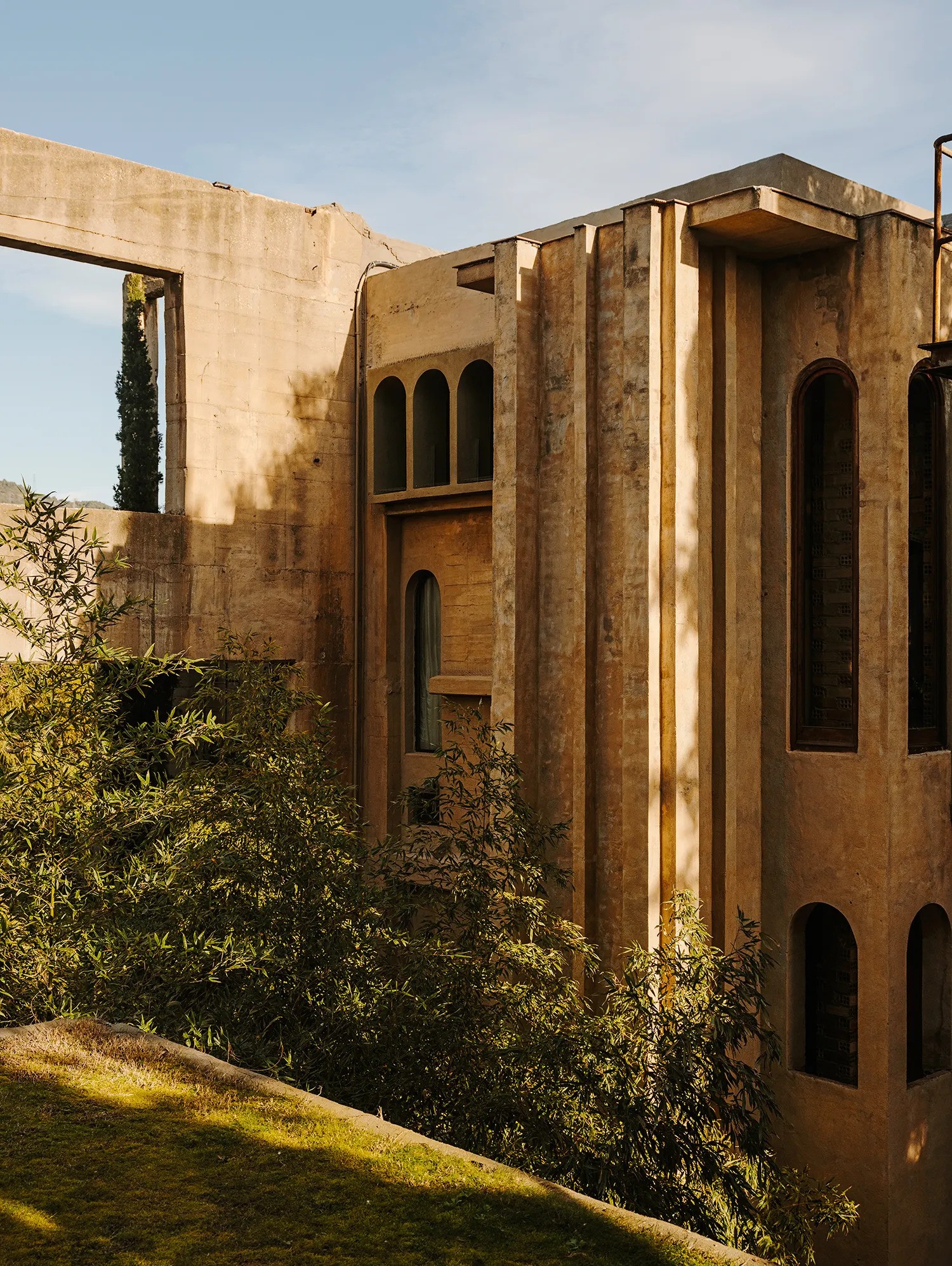 la fabrica kien truc brutalism tay ban nha