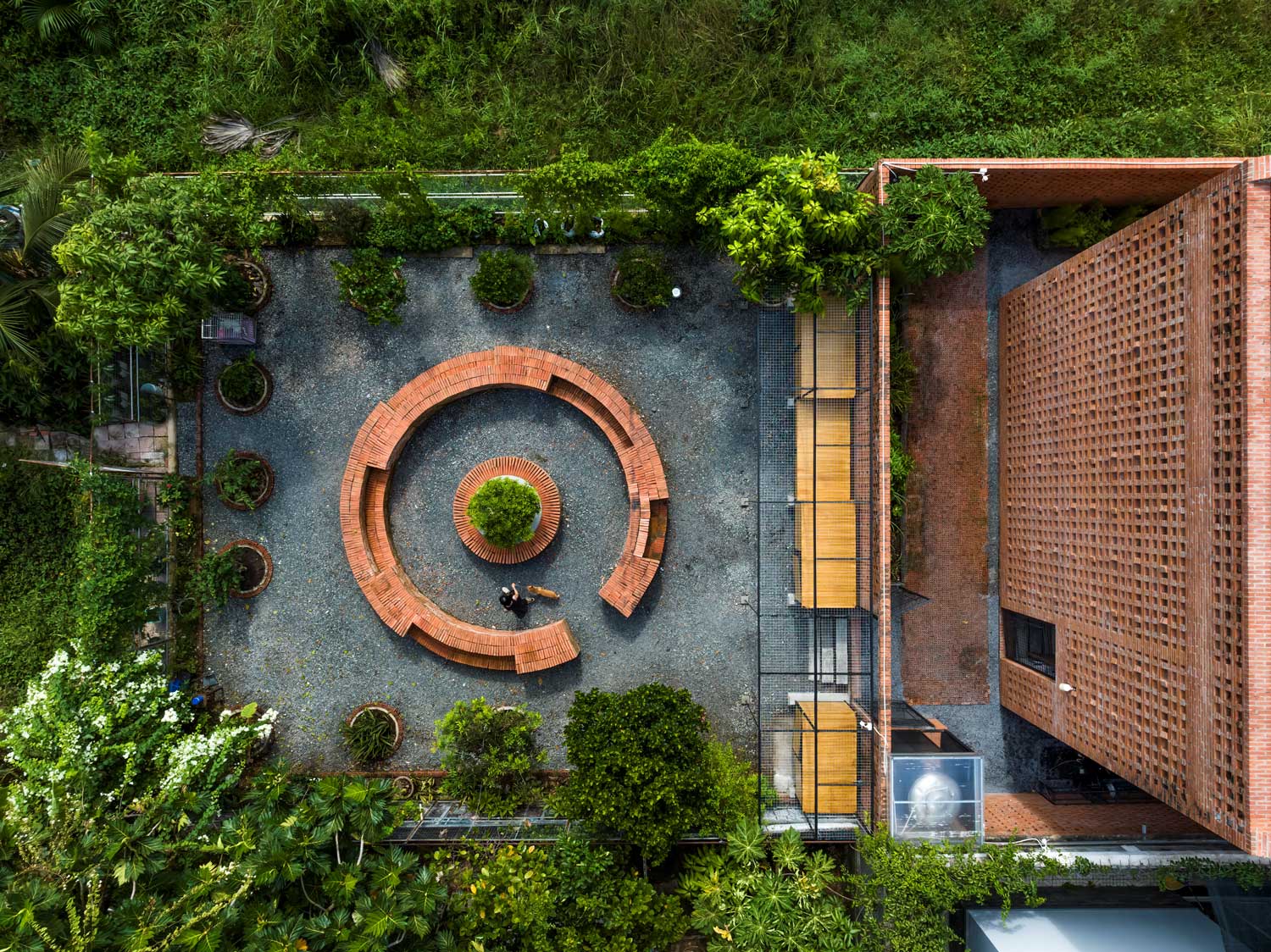 Kien truc Nha Be House nha gach tropical space