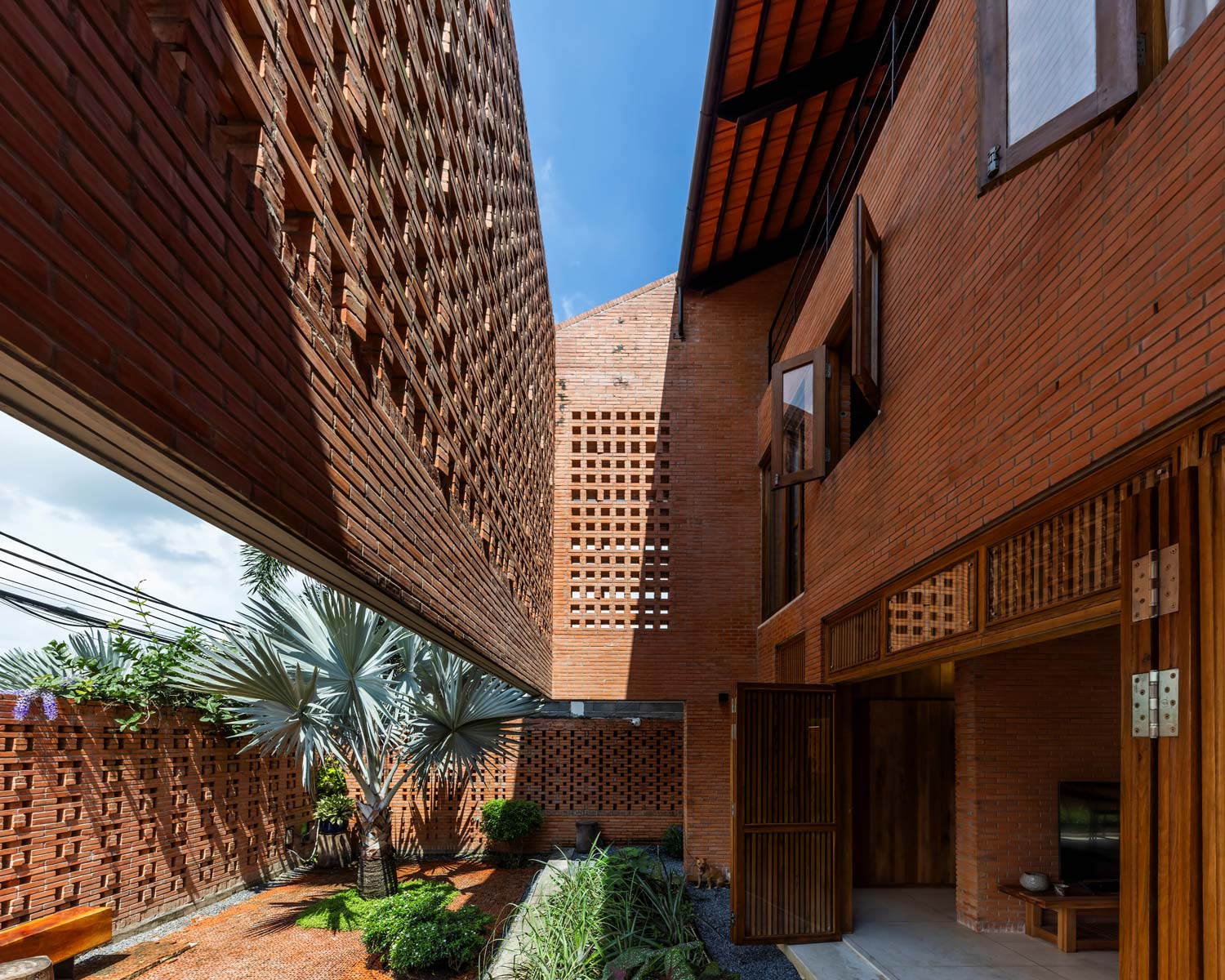 Nha Be House tropical space nha gach