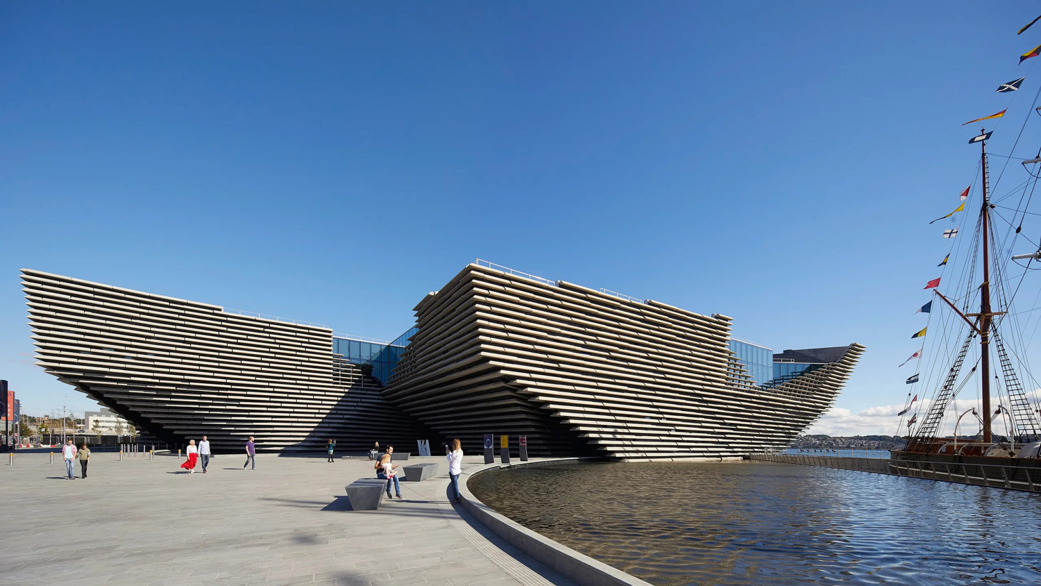 Sang tao V&A Dundee kien truc phuong dong phuong tay