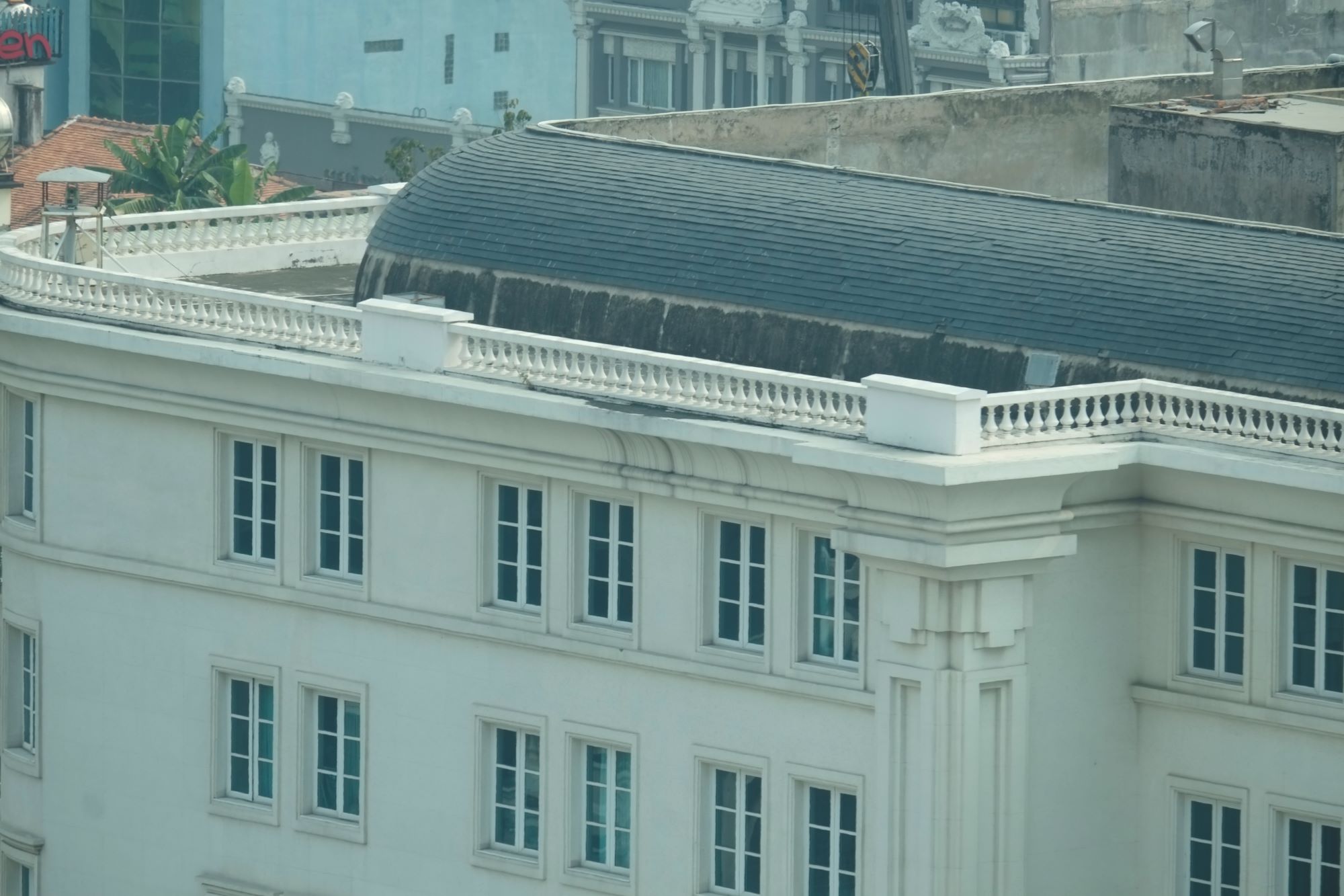 Sai lầm nhỏ trong lựa chọn sơn ngoại thất có thể khiến bề mặt công trình bị rêu mốc hay ố màu chỉ sau vài năm sử dụng. Ảnh: AkzoNobel