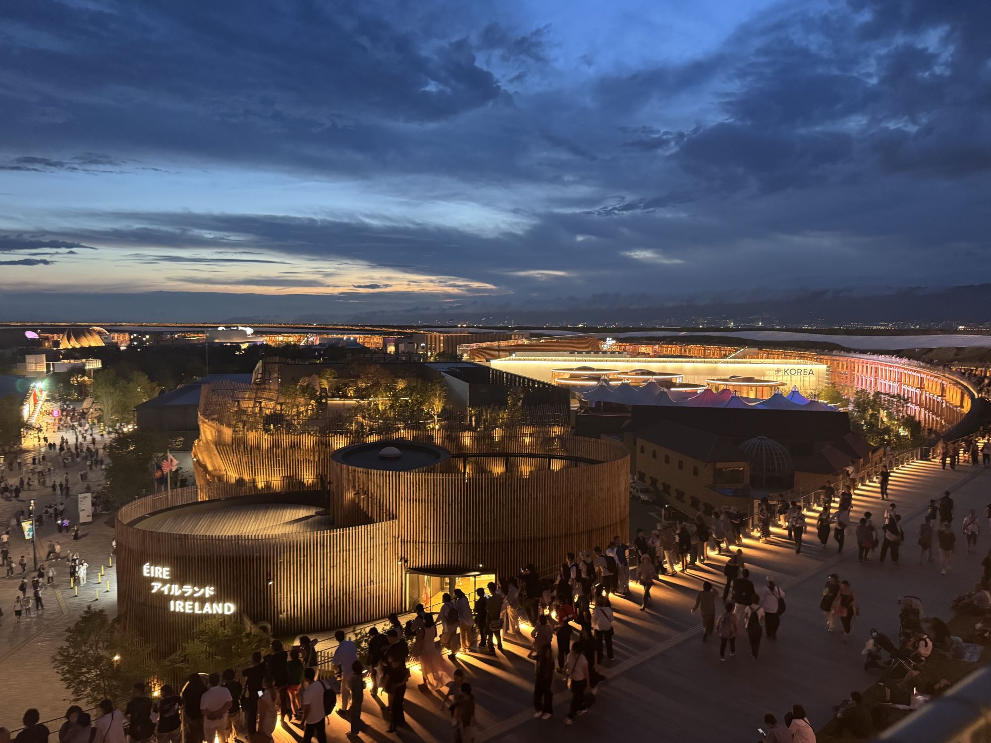 Khung cảnh Expo 2025 về đêm.