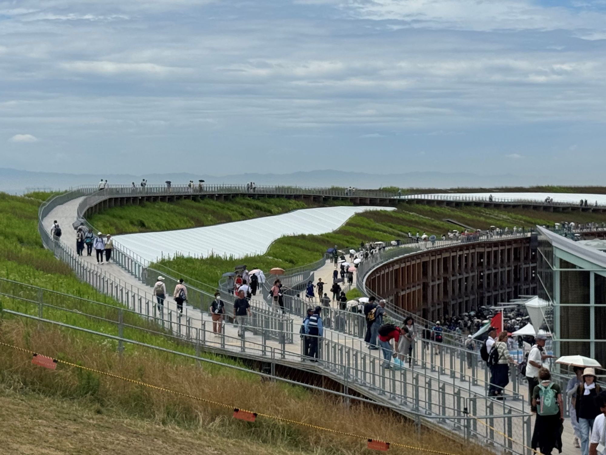 Du khách có thể quan sát các pavilion từ tuyến đường skywalk.
