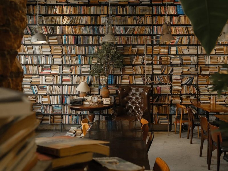Cafe sách Sài Gòn: Những ốc đảo yên bình giữa thành phố nhộn nhịp | The Third Place
